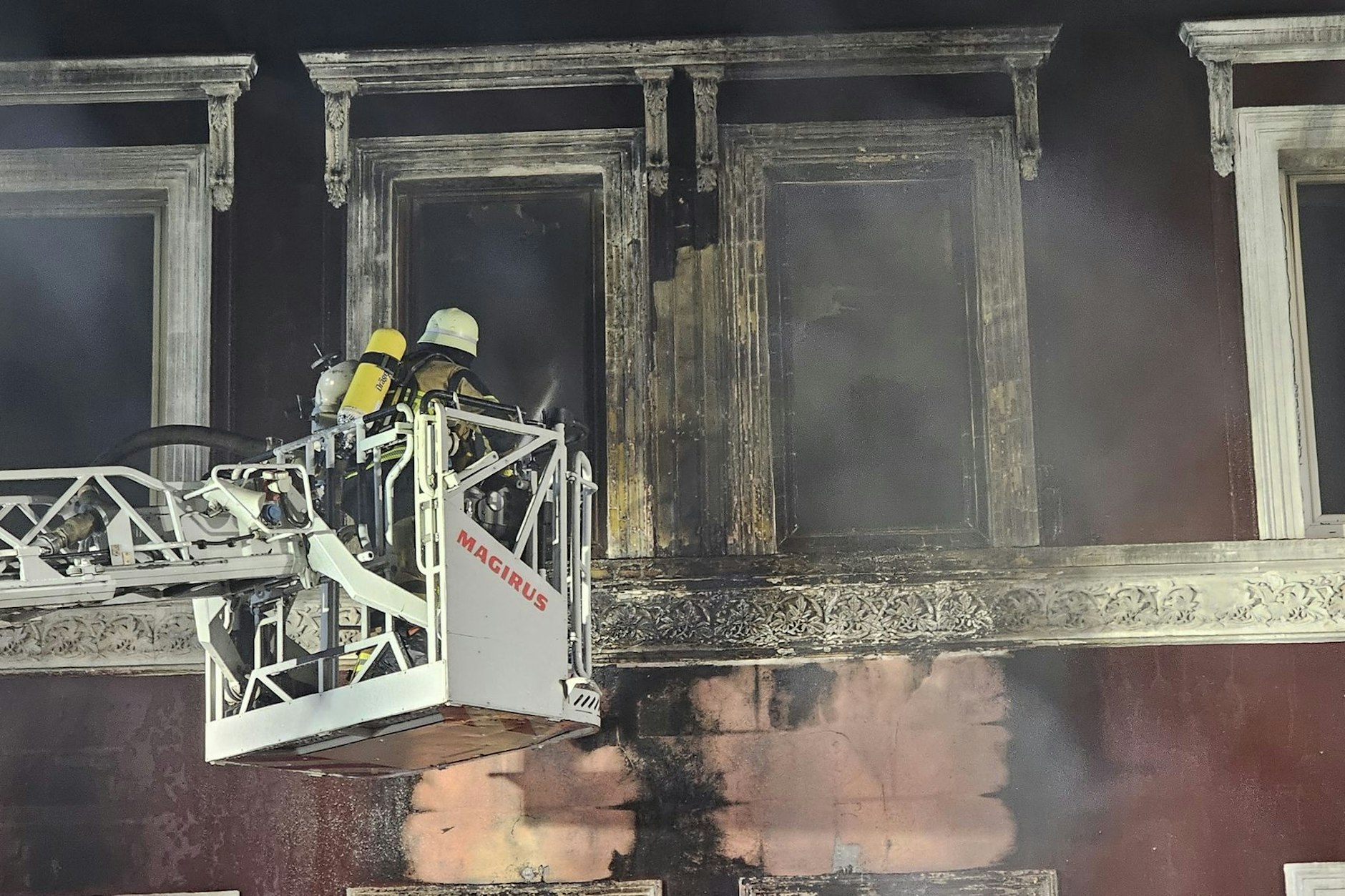 Am Samstagabend kam es zur Explosion eines Wohnhauses in Essen, anschließend brach ein Feuer aus.
