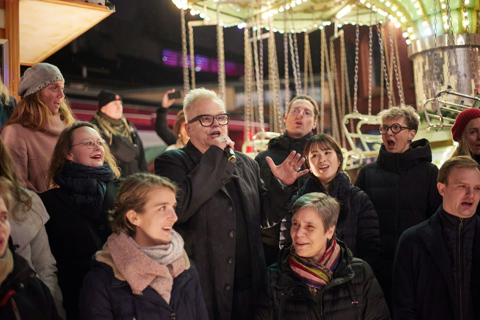Herbert Grönemeyer singt mit dem Rundfunkchor sein neues Lied "Kaltes Berlin" auf dem Lucia Weihnachtsmarkt.
