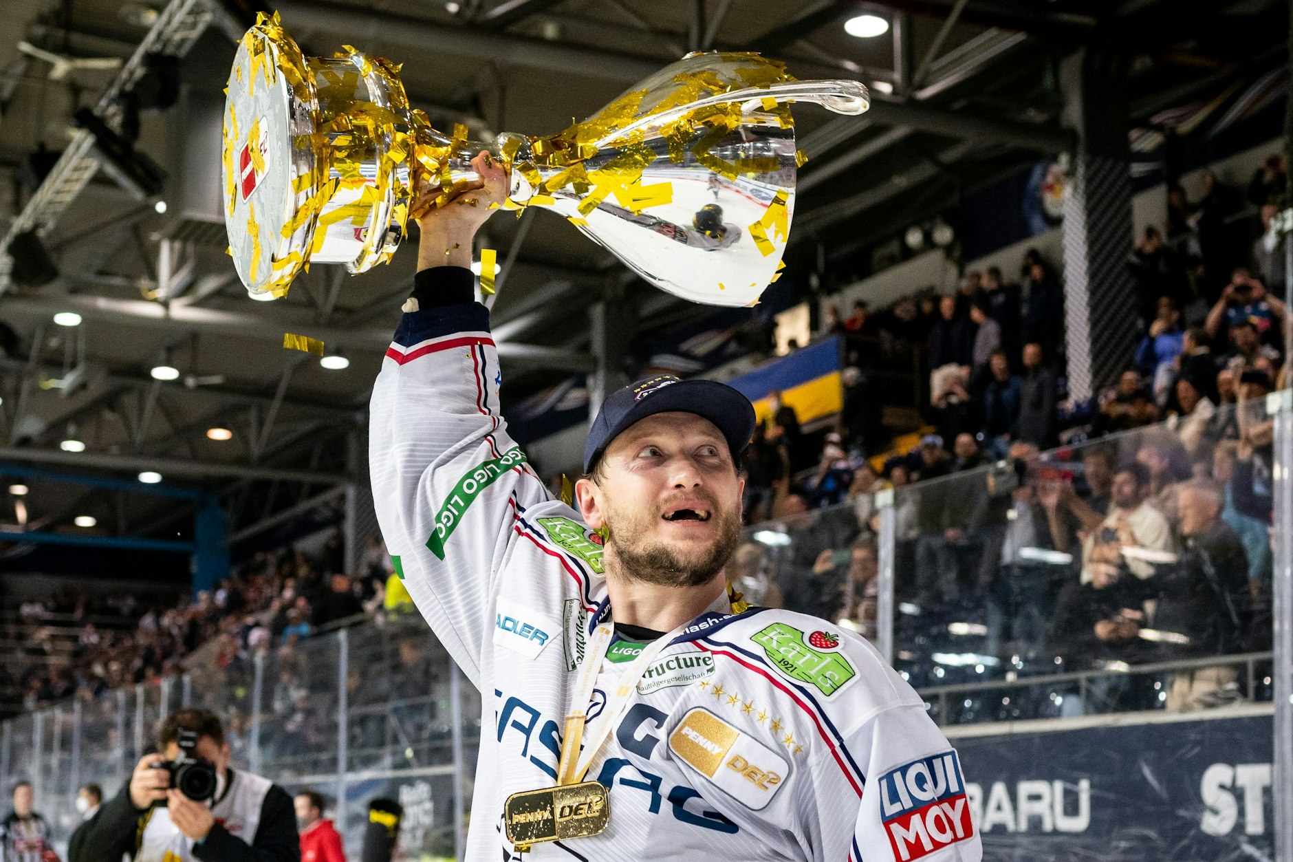 Eisbären-Legende Frank Hördler stemmt neunmal den Meister-Pokal, das schafft außer ihm niemand.