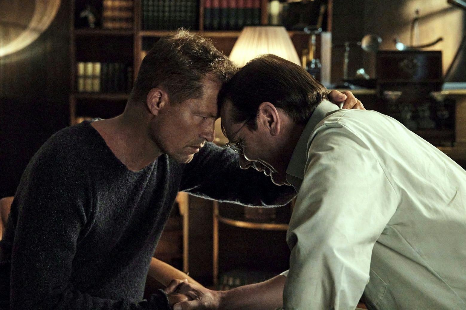 Felix (Til Schweiger) und Arthur (Michael Maertens) trauern umeinander.