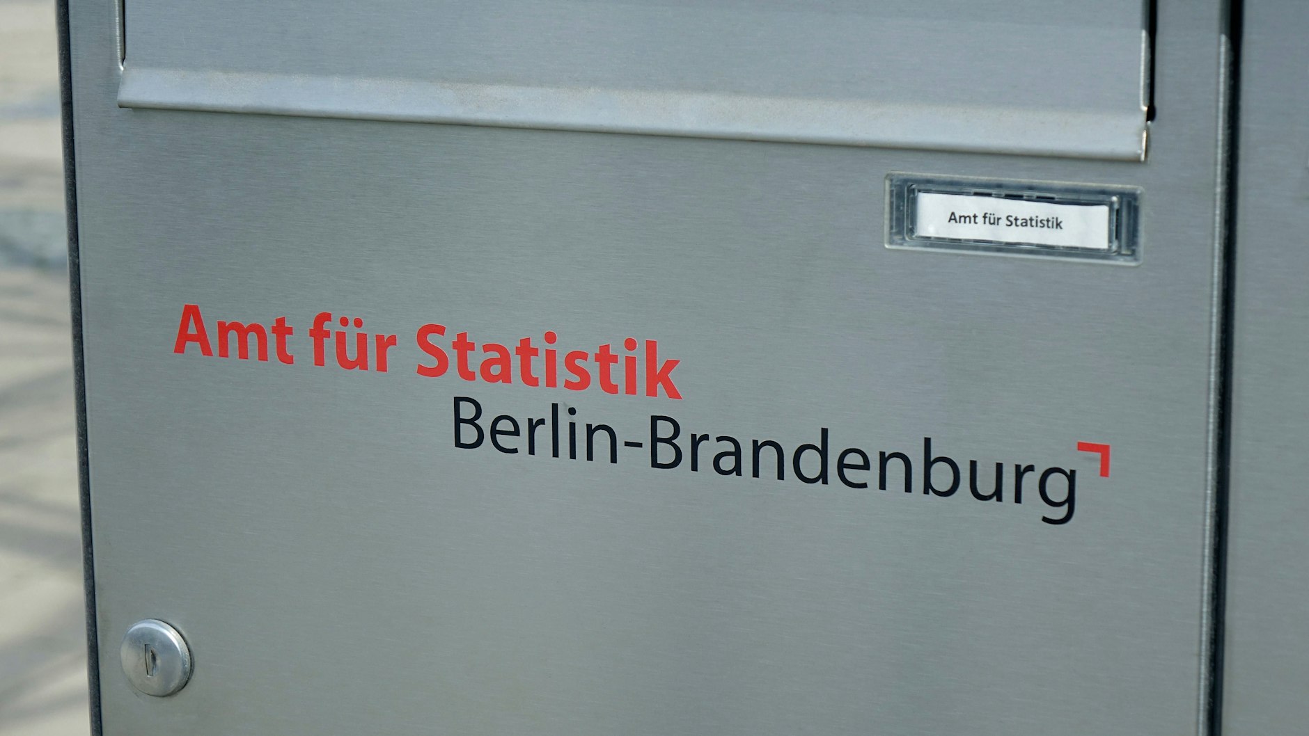 Wenn Sie sich nicht sicher sind: Melden Sie sich im Zweifelsfall direkt beim Amt, bevor Sie Unbekannten Ihre Daten geben.