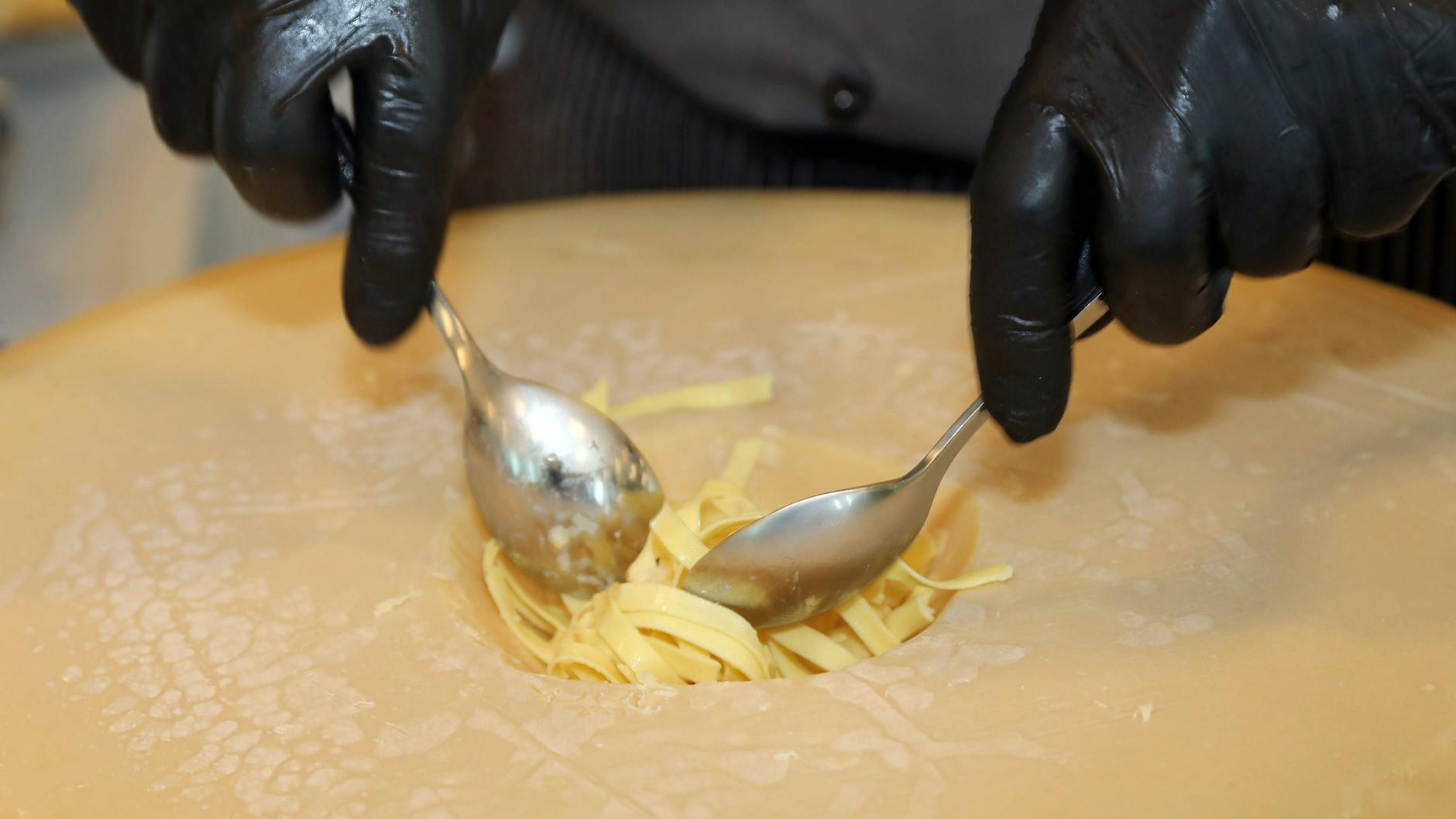 Die Nudeln aus dem Parmesanlaib sind eine italienische Spezialität. Mit einem einfachen Rezept geht's auch ohne riesiges Parmesan-Rad.