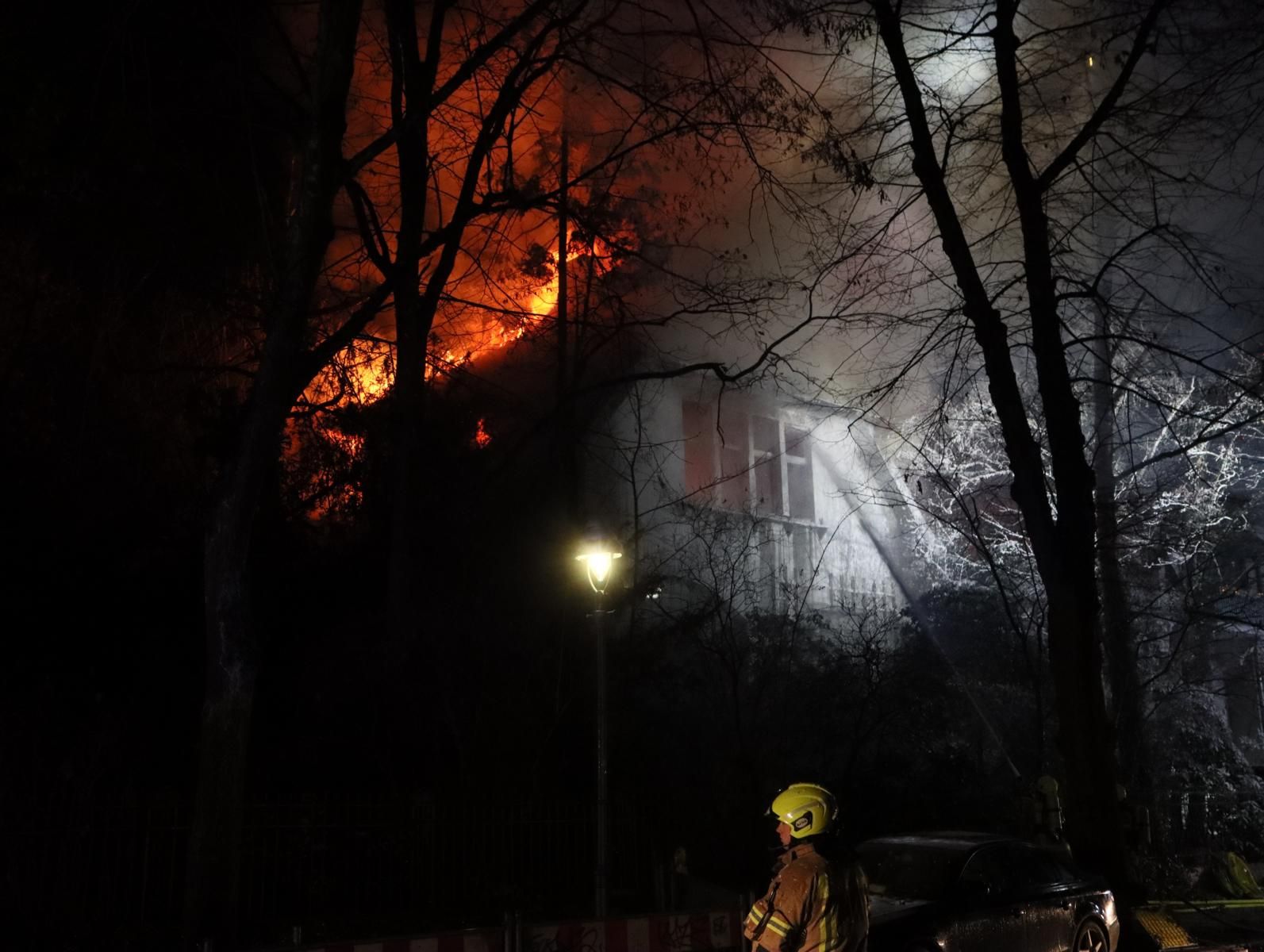 Feuerwehr im Großeinsatz: Berliner Geister-Villa steht in Flammen!