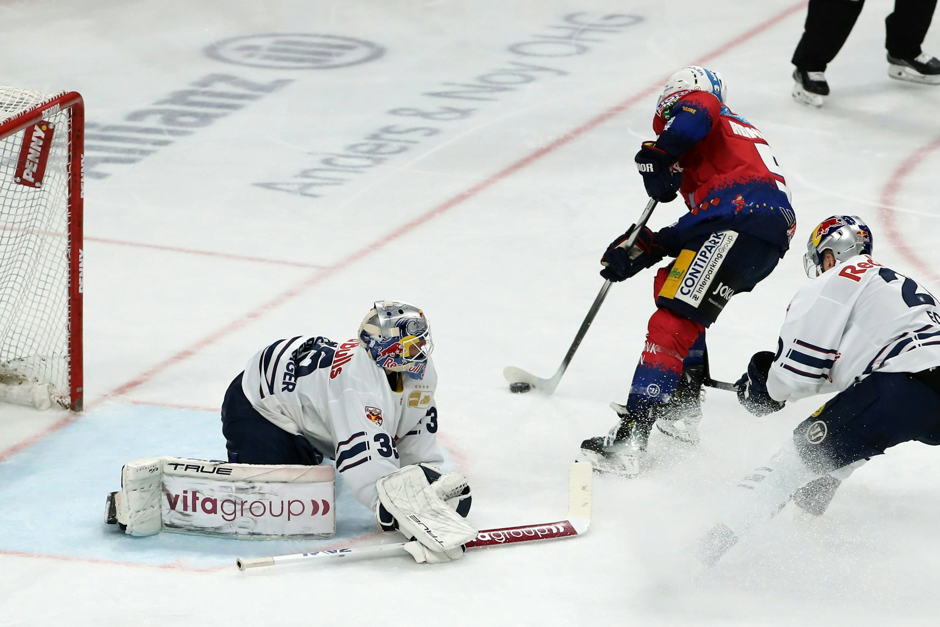 Eisbär Ty Ronning hat Münchens Torwart Mathias Niederberger verladen, trifft zum 1:0.