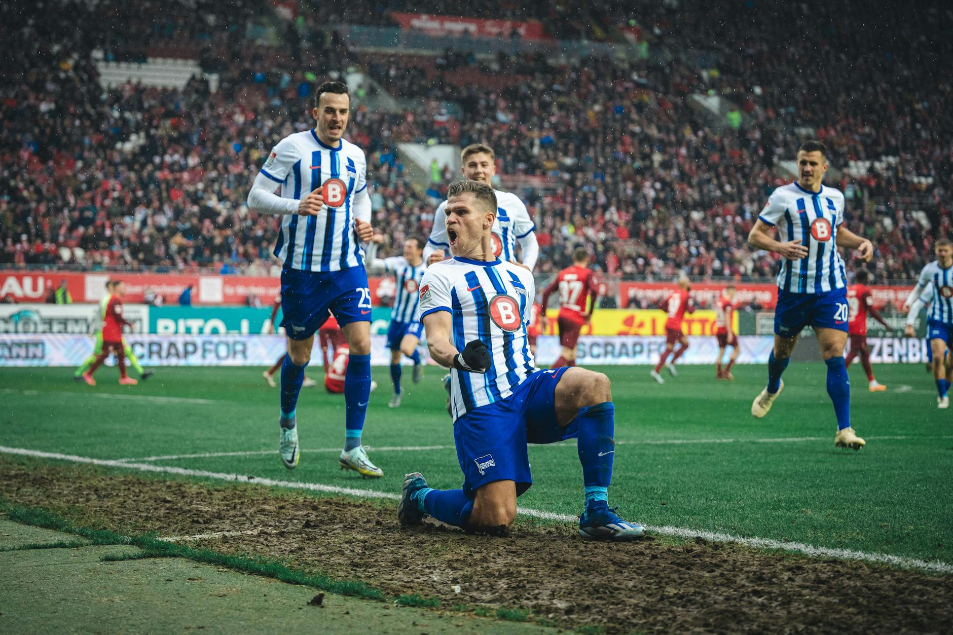 Geballte Faust und ein Urschrei! So bejubelte Herthas Stürmer Florian Niederlechner sein Traumtor per Fallrückzieher zum 1:1 in Kaiserslautern.
