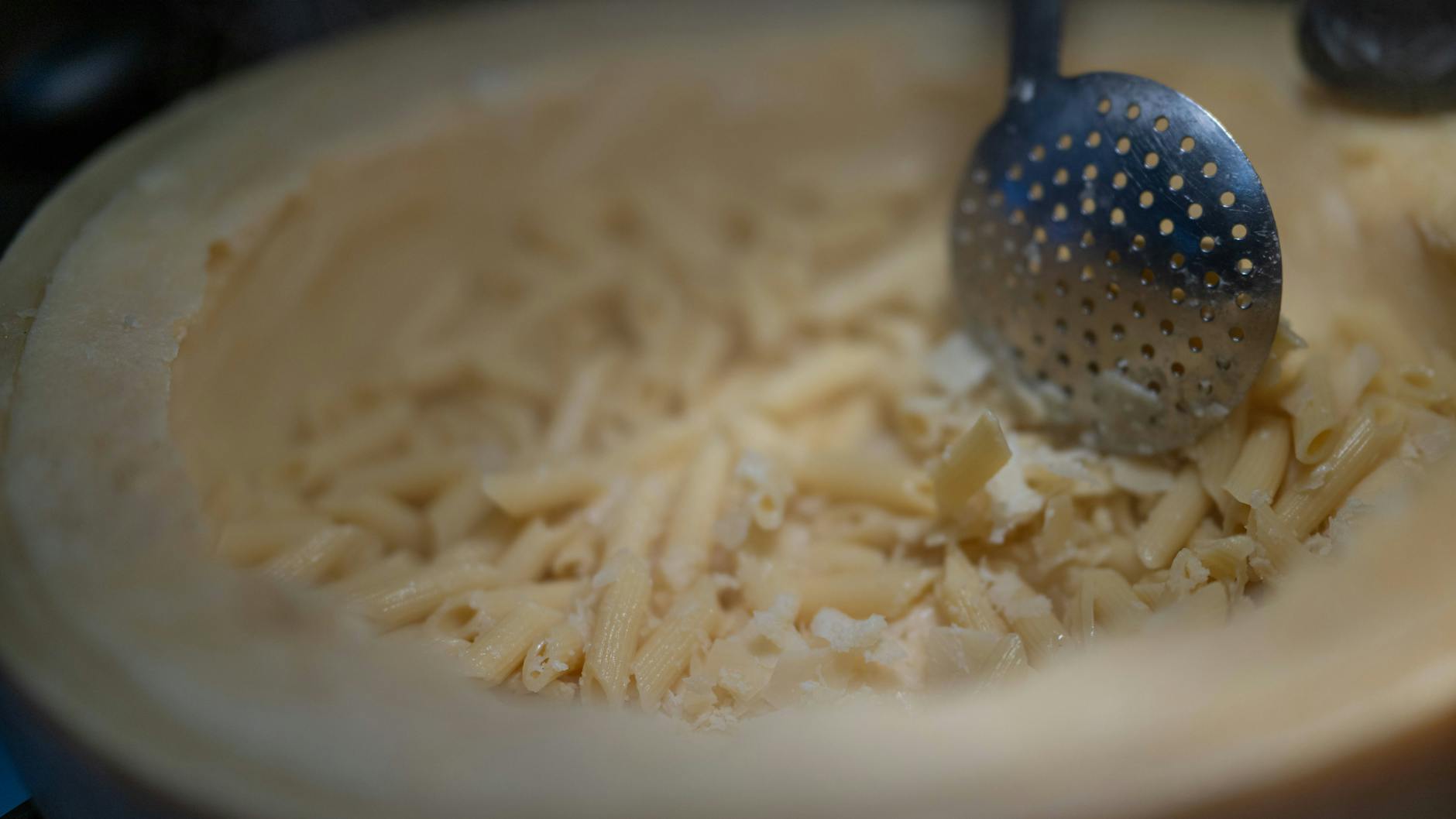 Normalerweise werden die heißen Nudeln in einem Rad Parmesan gerührt - doch mit diesem Rezept machen Sie Parmesan-Nudeln ohne einen ganzen Laib Käse!