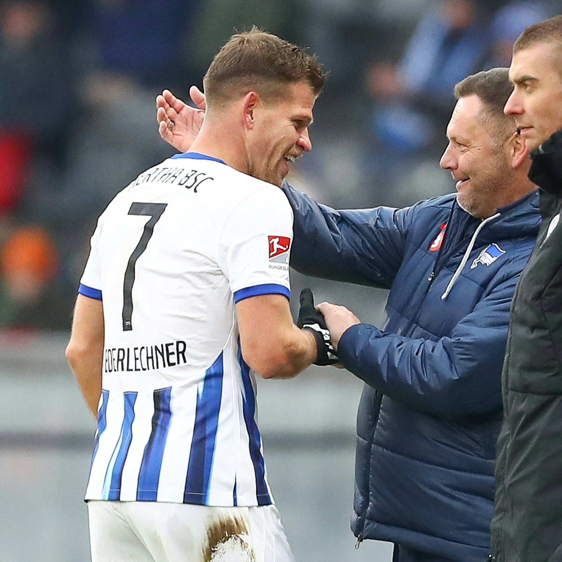 Trainer Pal Dardai und Florian Niederlechner freuen sich gemeinsam beim 5:1 gegen Elversberg. Da traf der Stürmer dreimal.