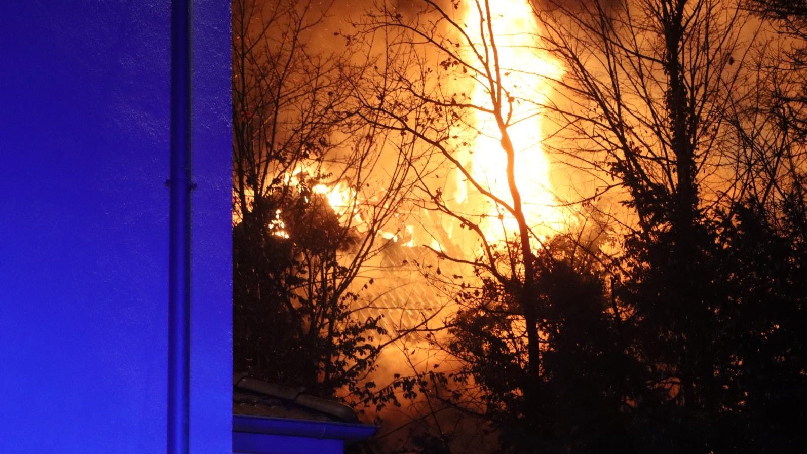 Innerhalb kurzer Zeit stand das komplette Haus in Flammen.