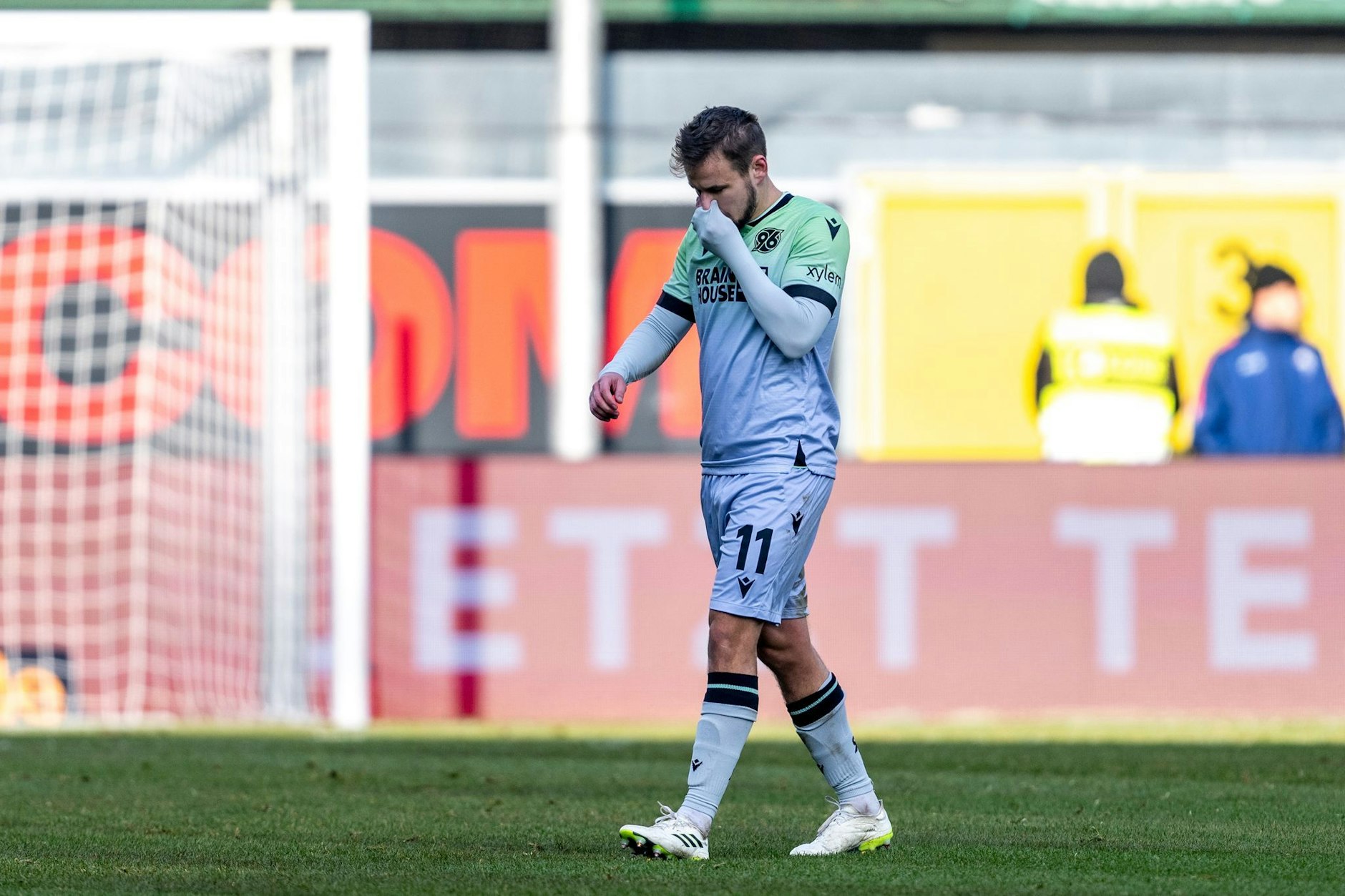 Hannovers Louis Schaub sah im Spiel in Paderborn schon früh die Rote Karte.  