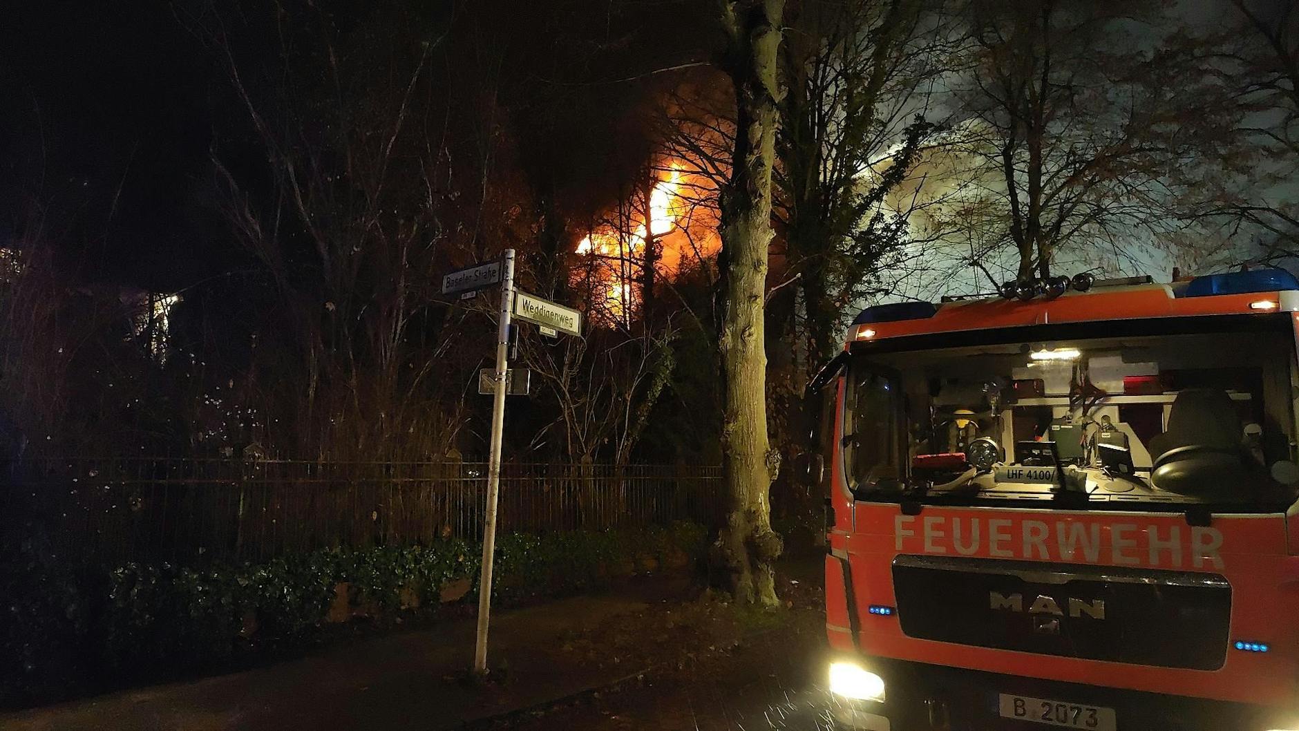 Der Einsatz könne Stunden dauern, hieß es von der Berliner Feuerwehr.