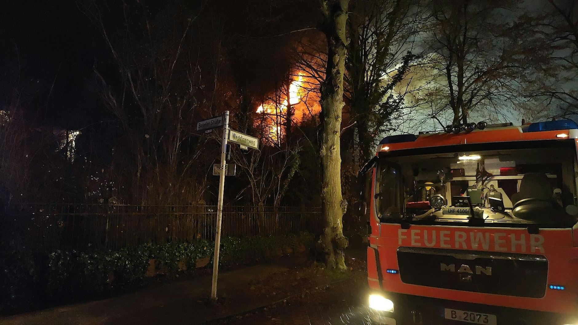 Der Einsatz könne Stunden dauern, hieß es von der Berliner Feuerwehr.