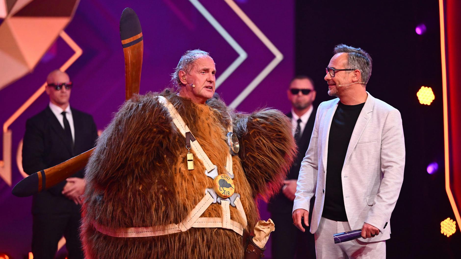 Uwe Ochsenknecht nach der Demaskierung im Gespräch mit „Masked Singer“-Moderator Matthias Opdenhövel.