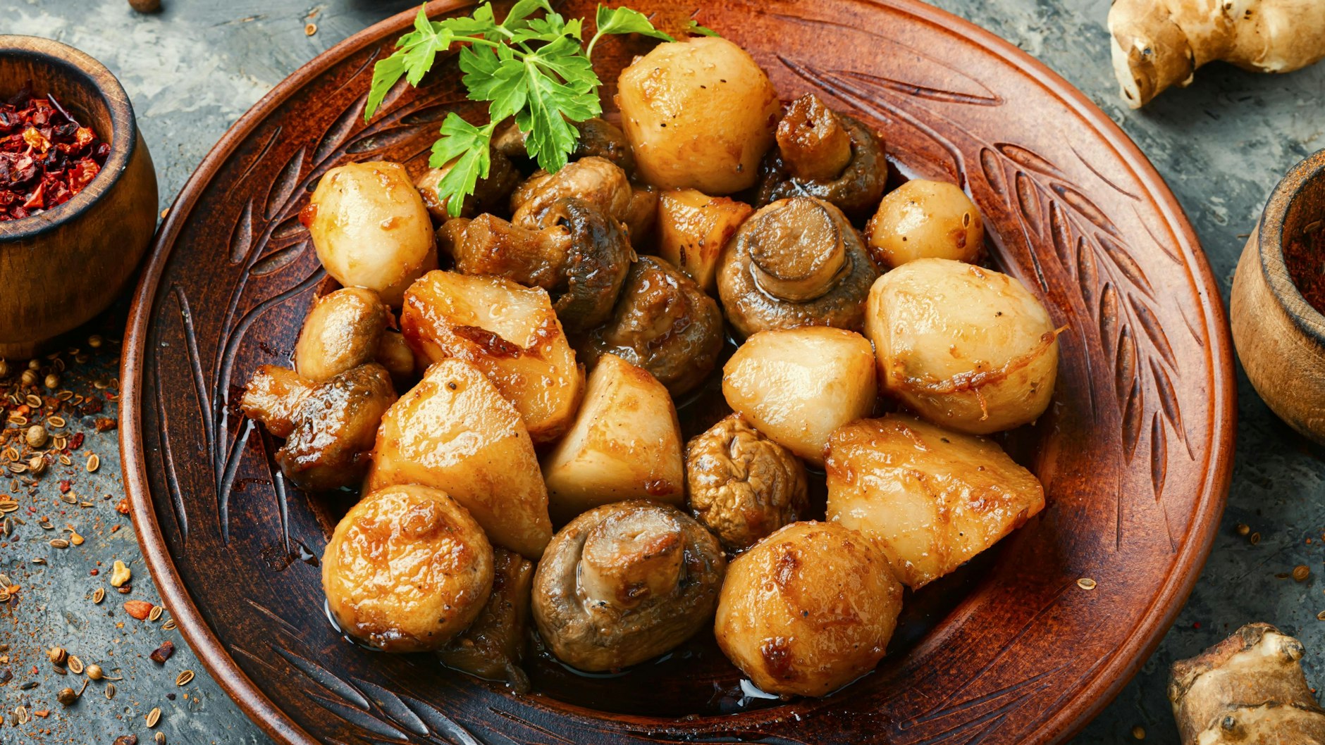 Einfach lecker! Diese Kartoffel-Pilz-Pfanne ist perfekt für ein schnelles Abendessen - das Rezept braucht nur wenige Zutaten.