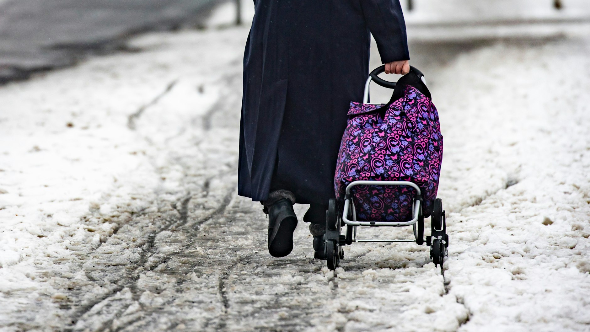 Viele Fußgängerwege verwandelten sich in den vergangenen Wochen in gefährliche Eispisten.