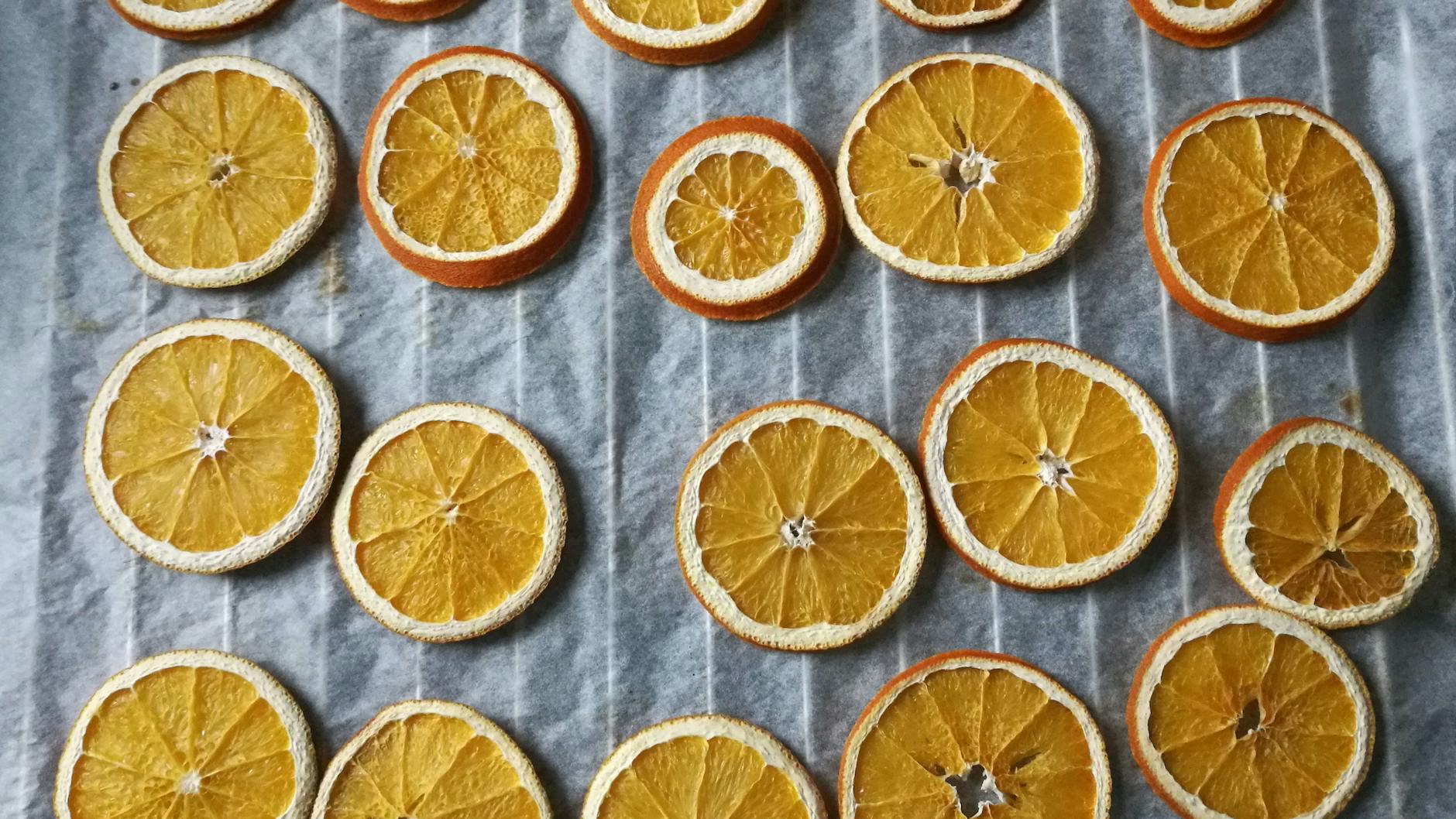 Für getrocknete Orangenscheiben müssen Sie eventuell etwas Geduld mitbringen.