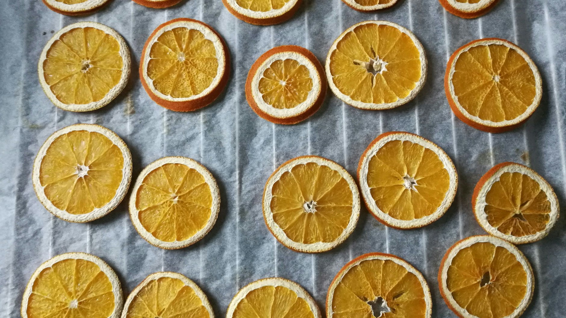 Für getrocknete Orangenscheiben müssen Sie eventuell etwas Geduld mitbringen.