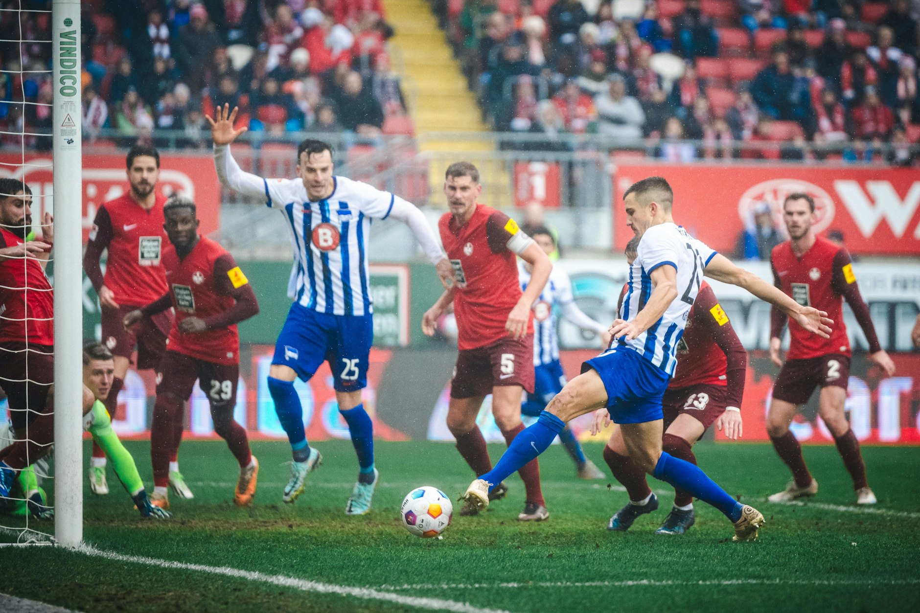 Gelauert, den Fuß hingehalten – und drin war der Ball. Marc Kempf machte mit seinem Tor zum 2:1 Herthas Auswärtssieg in Kaiserslautern möglich.
