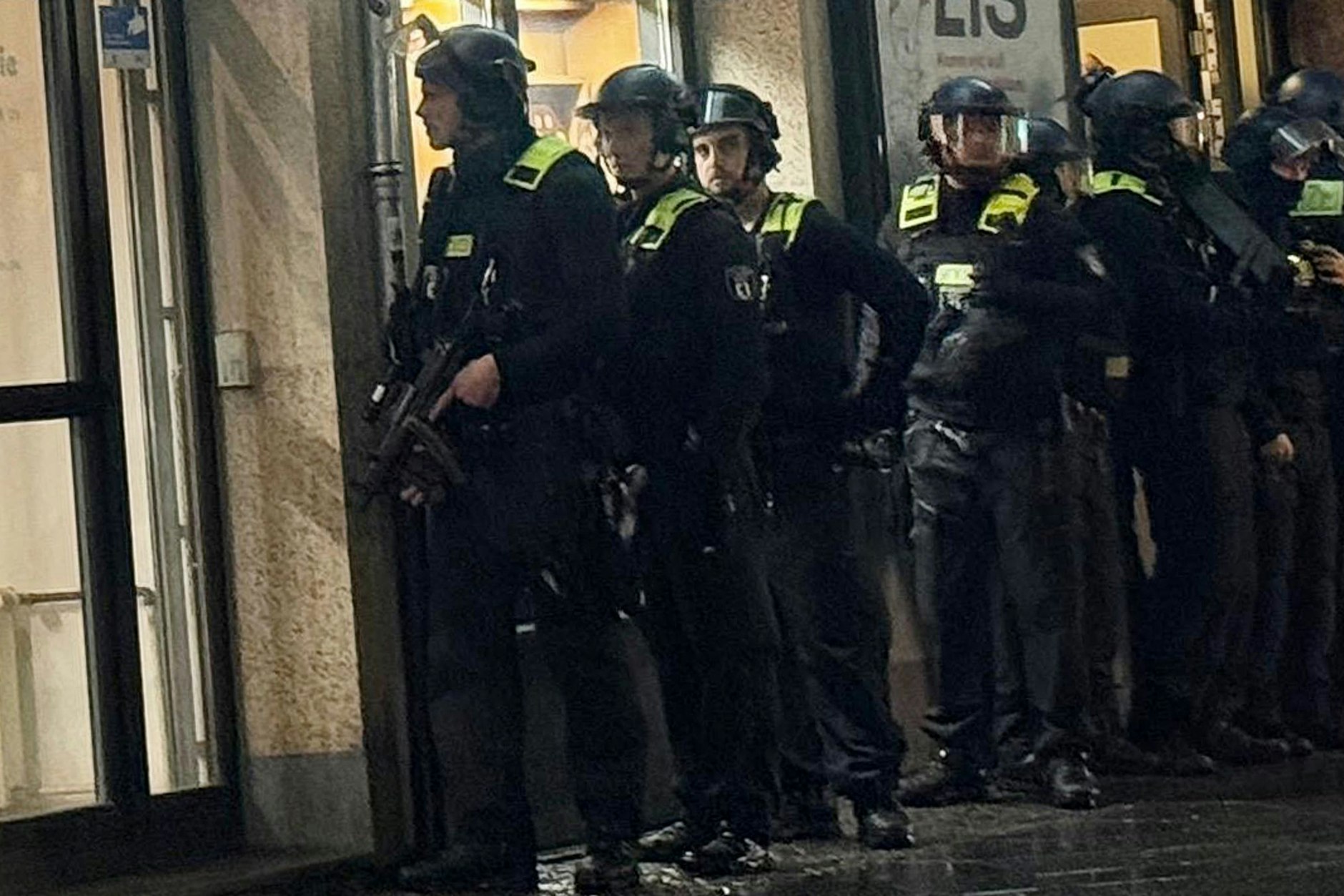 Polizisten stehen vor einem Münzgeschäft in Berlin-Friedrichshain, in dem der Alarm ausgelöst worden war.