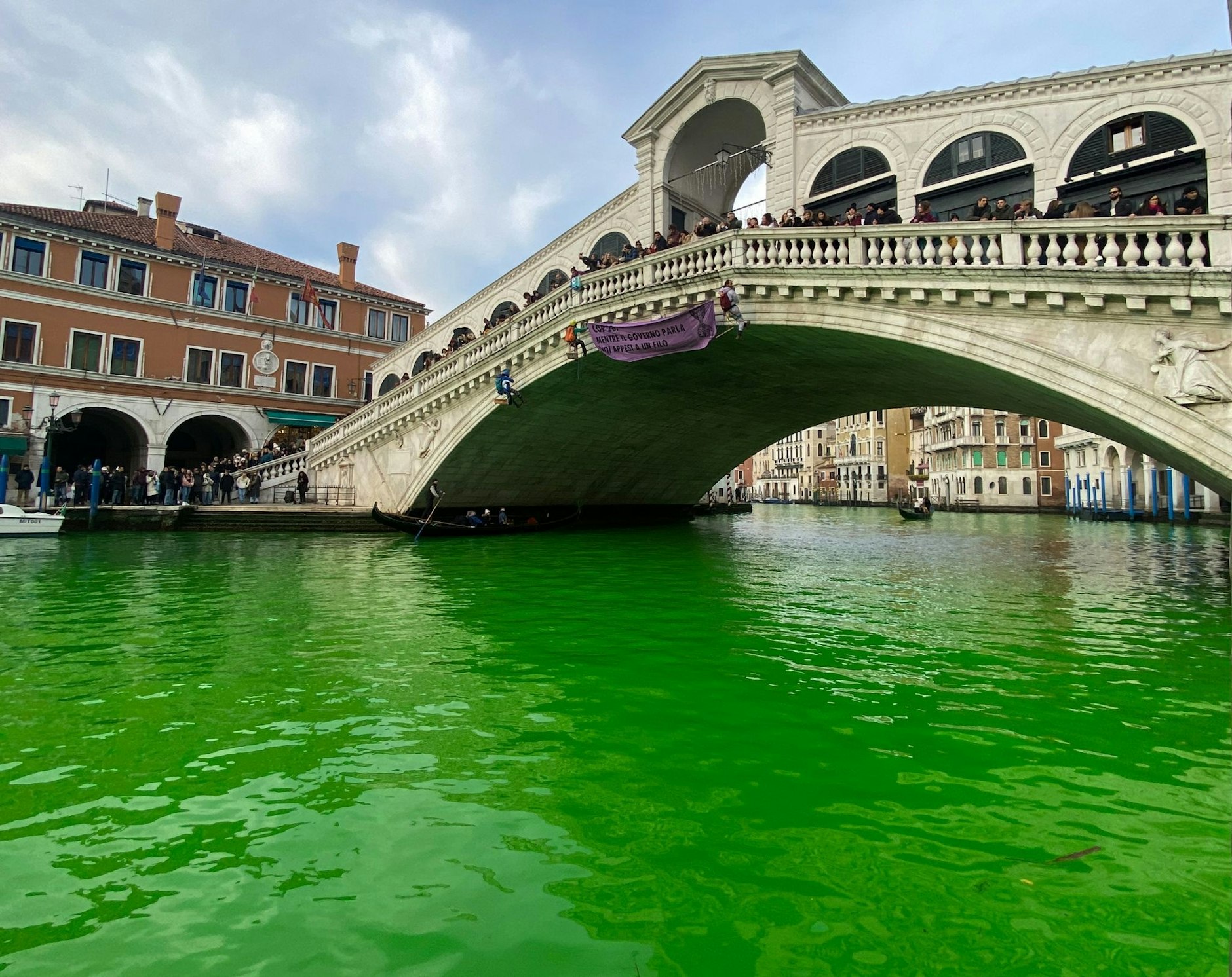 dpatopbilder - HANDOUT - Klimaaktivisten der Gruppe «Extinction Rebellion» haben in Venedig den Canal Grande grün gefärbt. Mit der Aktion wollen sie gegen die «lächerlichen Fortschritte» auf der Weltklimakonferenz in Dubai protestieren.  /dpa