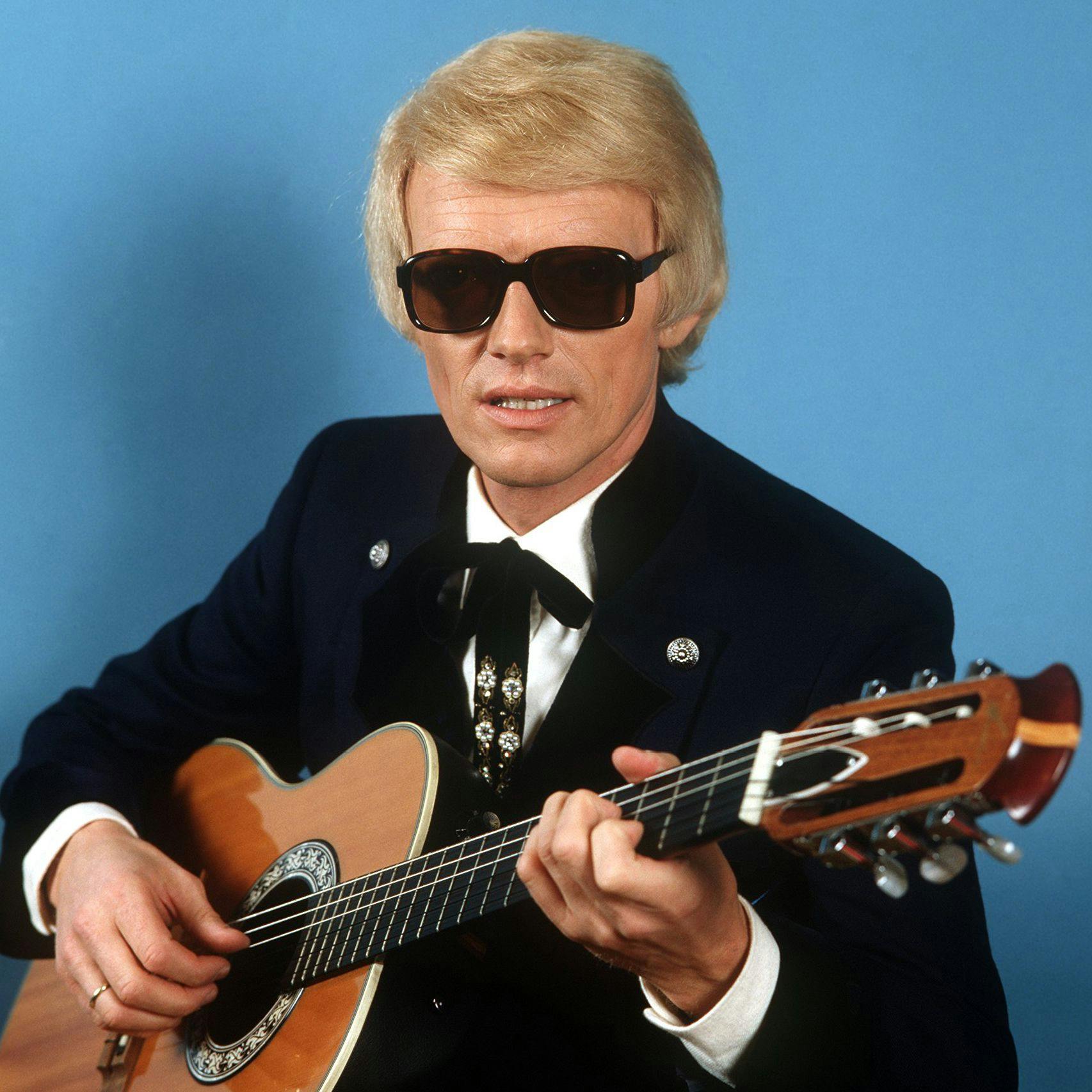 Heino mit Gitarre: Blonde Haare und dunkle Brille sind die Markenzeichen des Sängers.