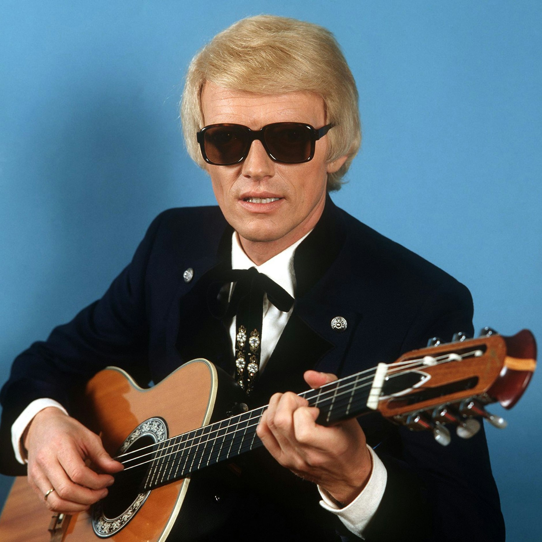 Heino mit Gitarre: Blonde Haare und dunkle Brille sind die Markenzeichen des Sängers.