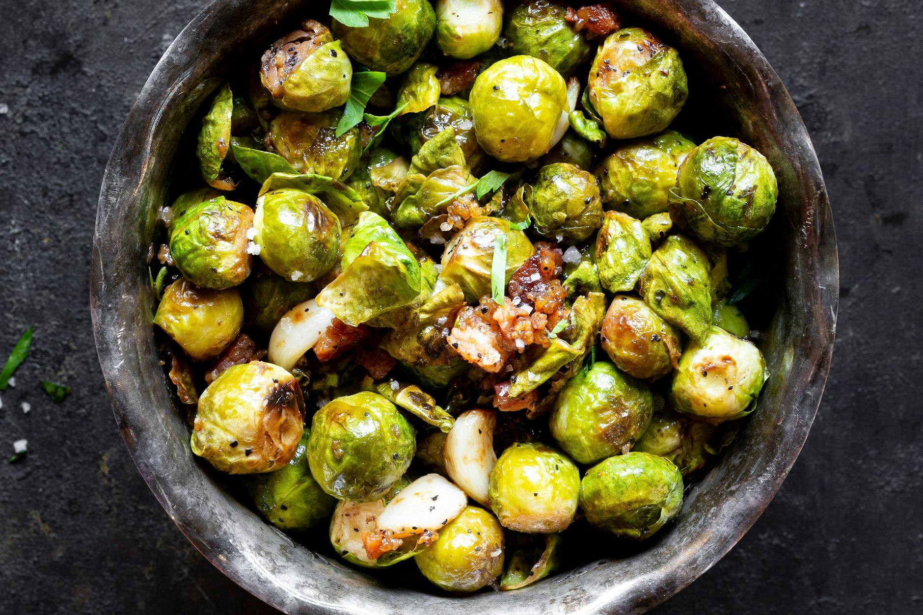 Dieses Rezept für Rosenkohl in Knoblauch-Senf-Soße ist so würzig und lecker und ist superschnell zubereitet.