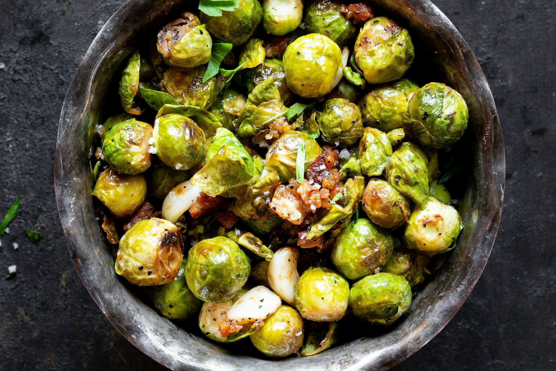 Dieses Rezept für Rosenkohl in Knoblauch-Senf-Soße ist so würzig und lecker und ist superschnell zubereitet. 