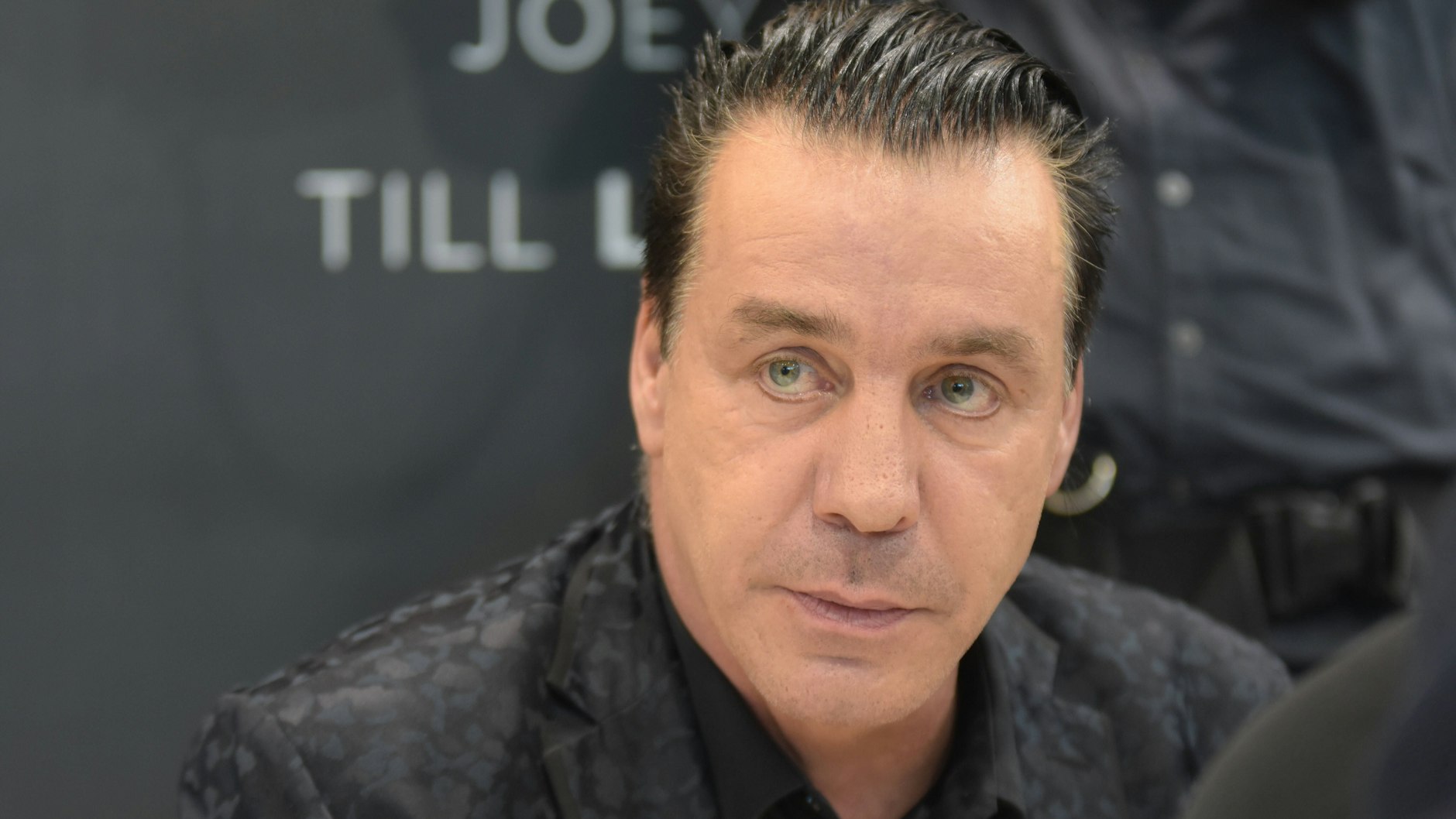 Til Schweiger nimmt Till Lindemann in Schutz.