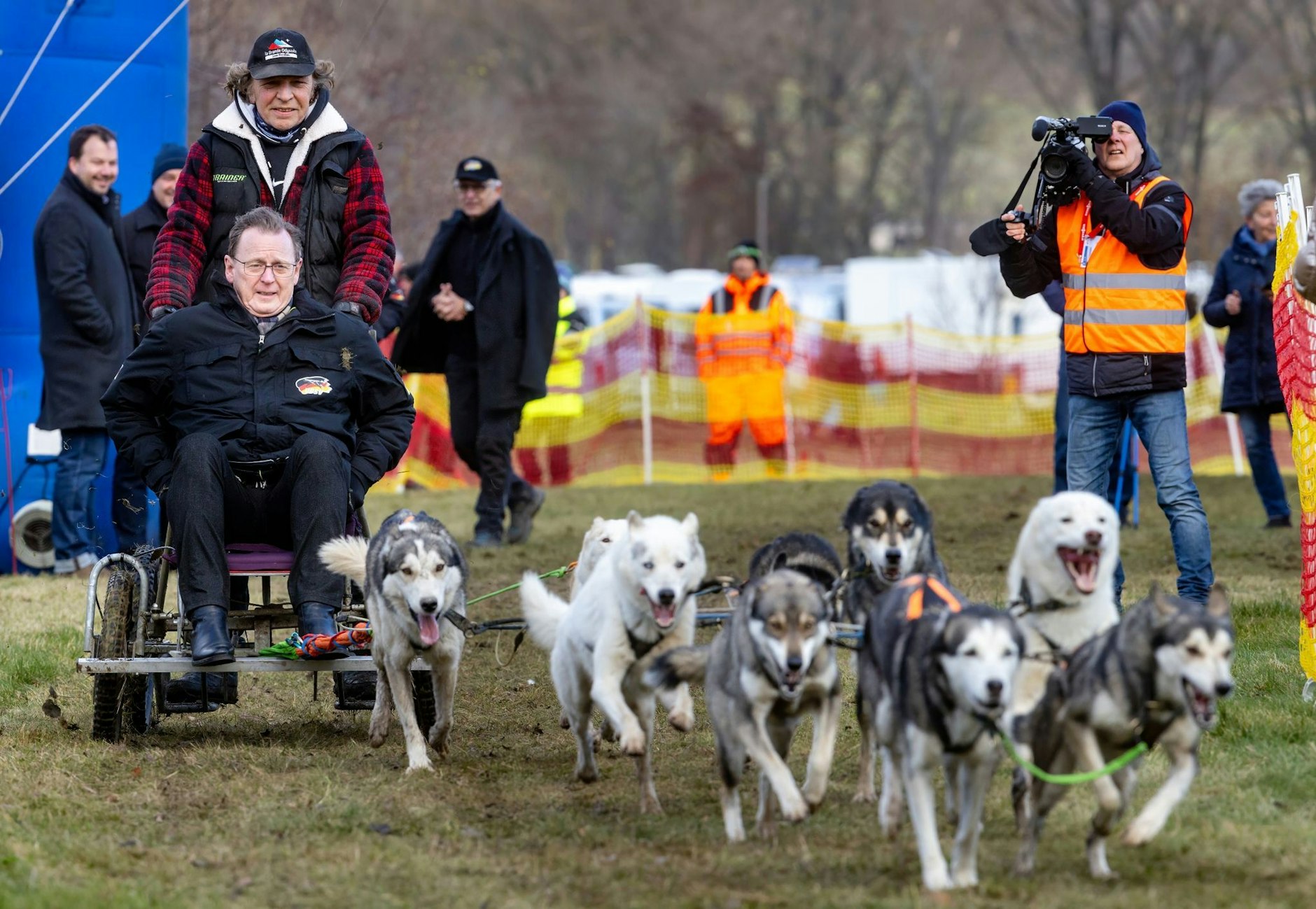 Der thüringische Ministerpräsident Bodo Ramelow fährt als Gast bei der Dryland-Schlittenhunde-Weltmeisterschaft in Drei Gleichen auf dem Gespann des Schweizers Norbert Ramseier mit.  