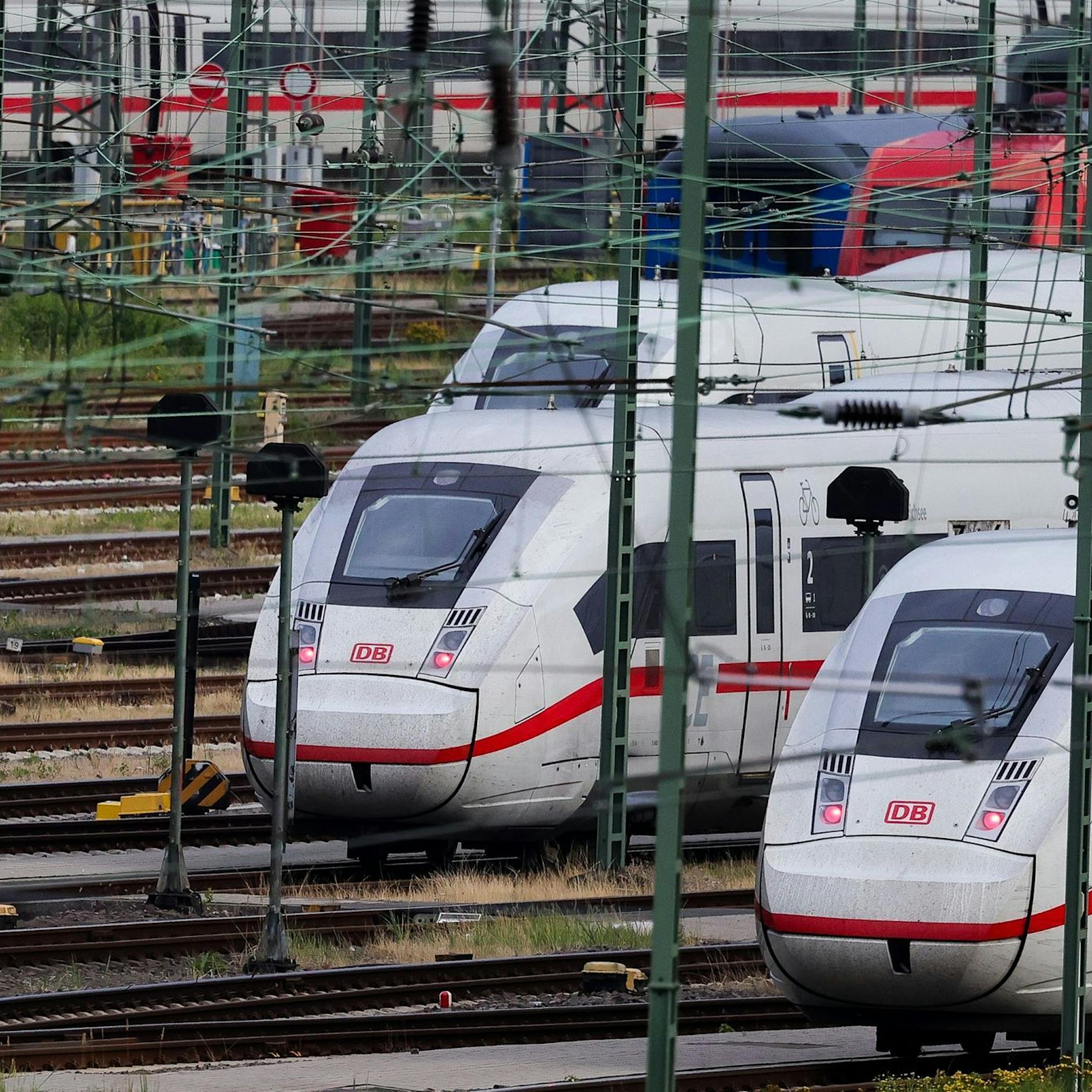 Verärgerte Fahrgäste – doch Bahn-Manager bekommen Millionen-Boni!