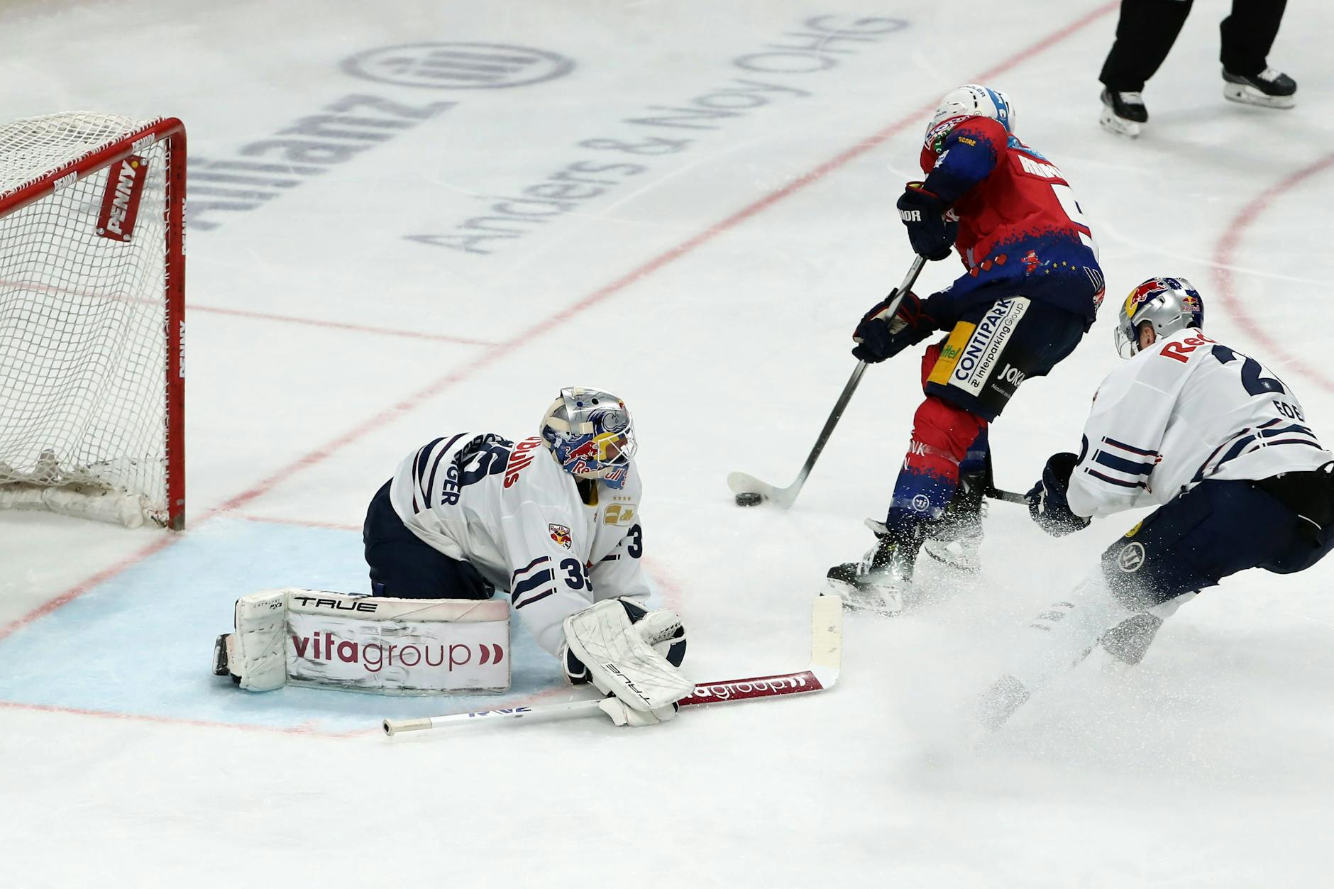 Eisbär Ty Ronning erzielt das 1:0 gegen Münchens Torwart Mathias Niederberger.