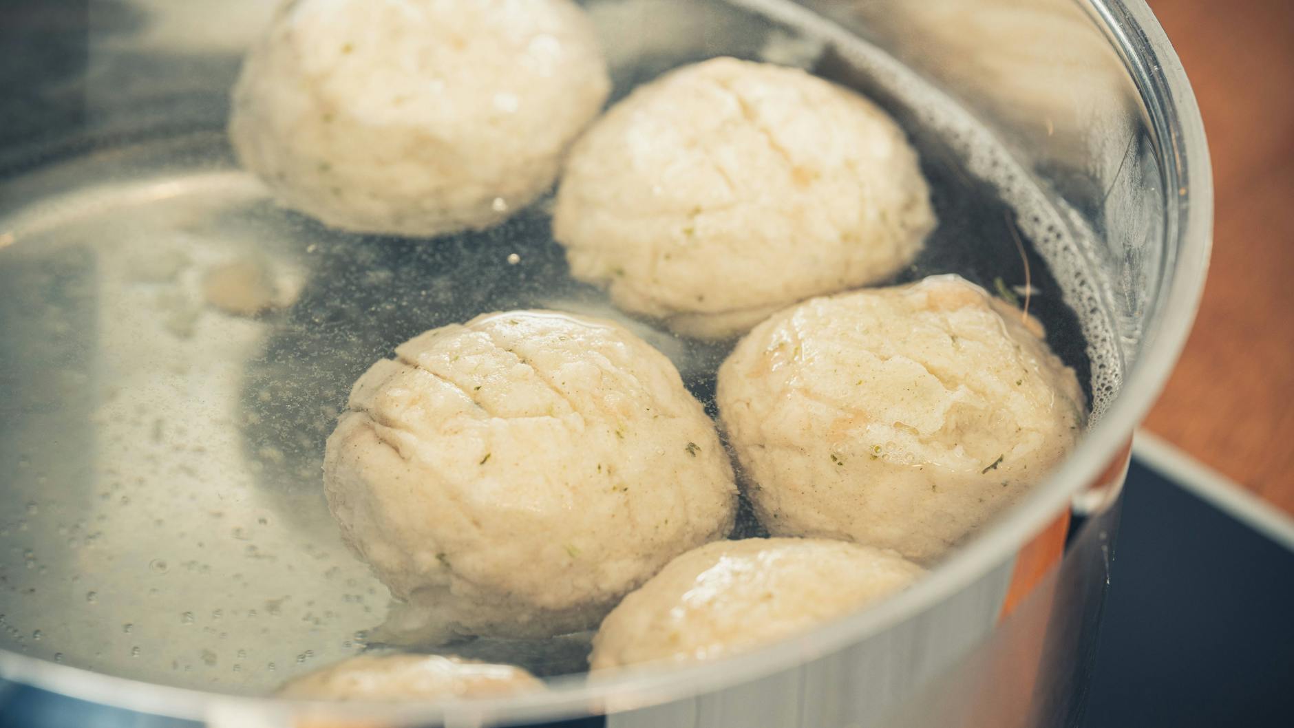 Laut Rezept sind die Semmelknödel fertig, wenn sie im Topf oben schwimmen.