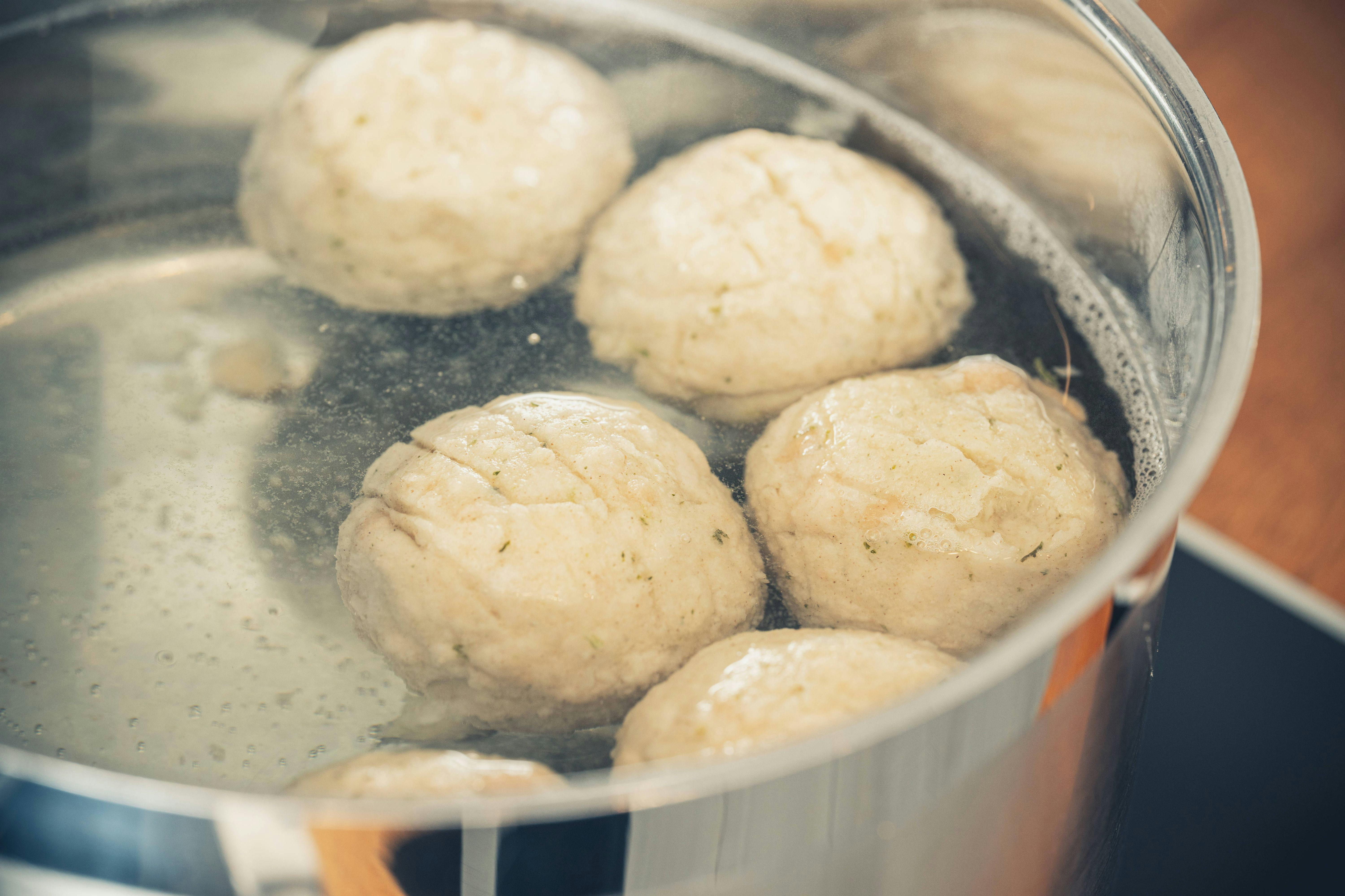 Omas Rezept für Semmelknödel: Perfekte Beilage zur Weihnachtsgans!