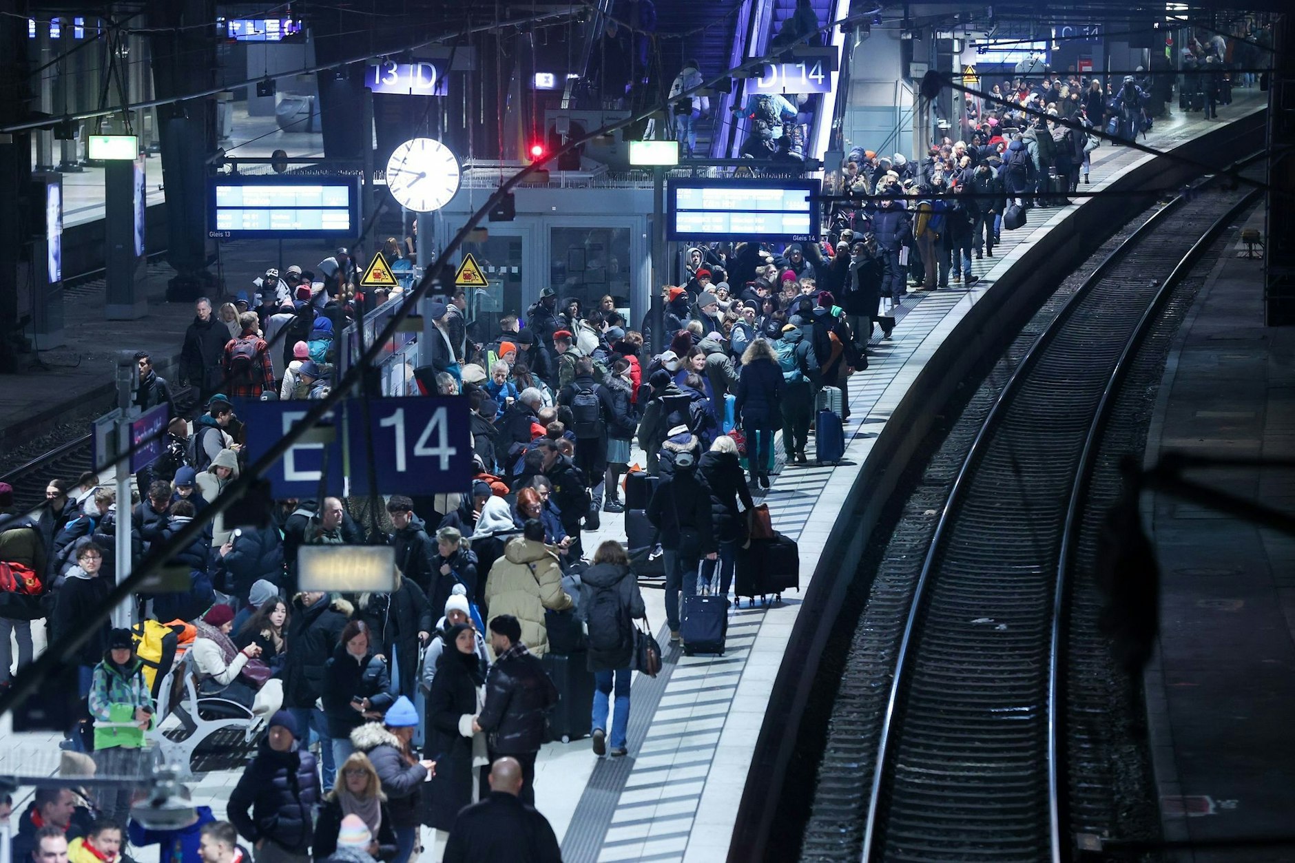 Am Tag nach dem deutschlandweiten Warnstreik sind die Bahnhöfe voll. Zahlreiche Reisende wollen nun teils mit Verspätung an ihr Ziel. Es werden volle Züge erwartet.  