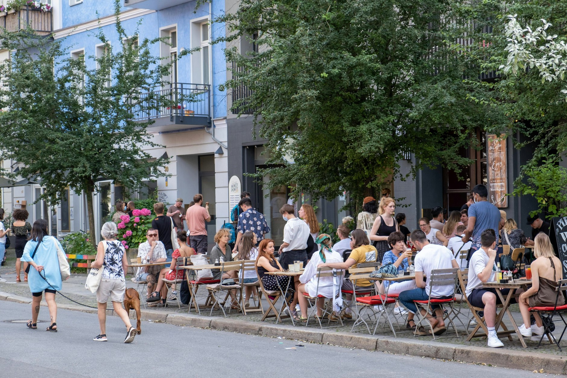 Berliner Restaurantbetreiber müssen 2024 keine Gebühren mehr für ihre Tische auf den Bürgersteigen zahlen – so wie hier in Prenzlauer Berg.