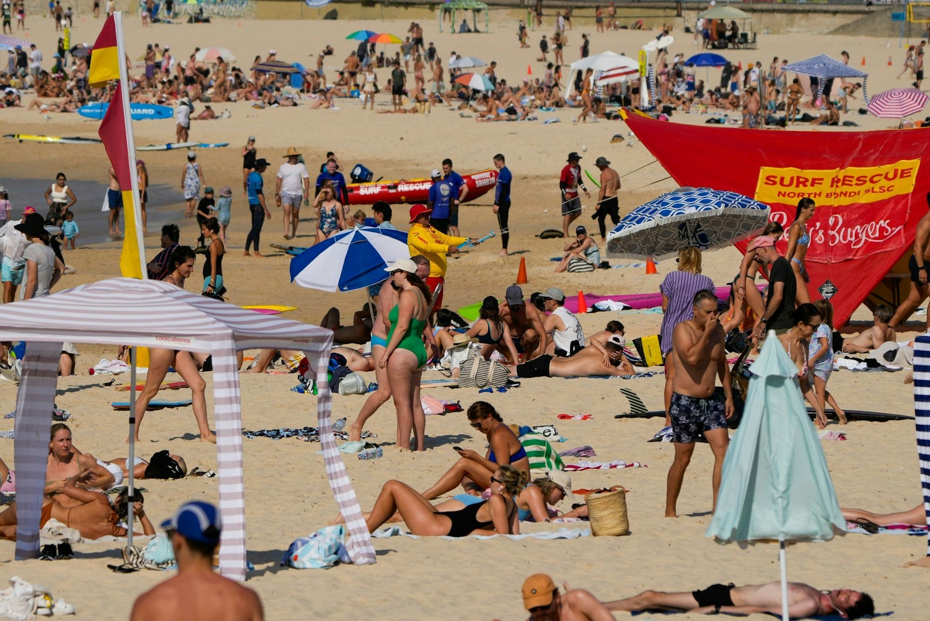 Strandgänger suchen Abkühlung am Meer: In Teilen Ostaustraliens werden heute Temperaturen von mehr als 40 Grad Celsius erwartet.