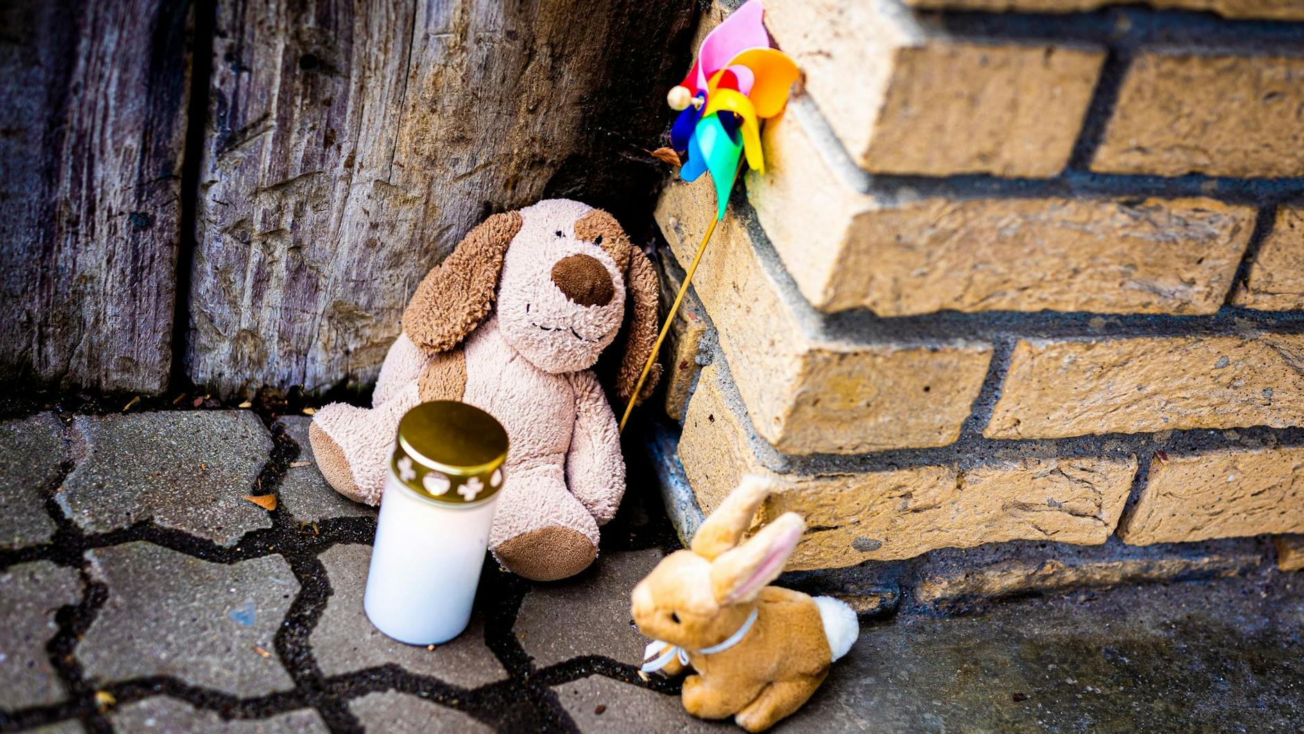 Zeichen der Trauer und Anteilnahme im Januar 2023 in Barsinghausen nach dem Tod des vierjährigen Fabian.