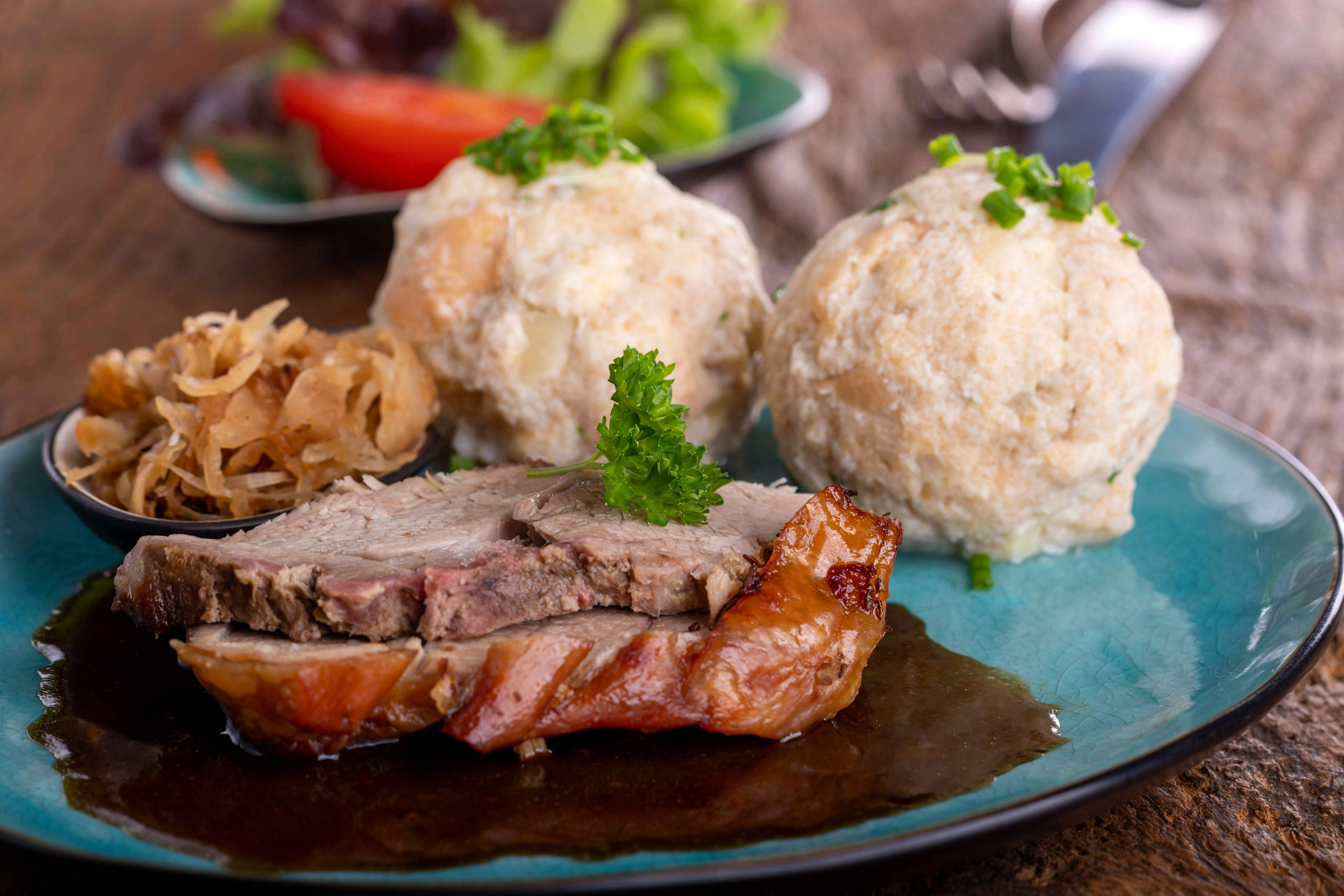 Omas Rezept für Semmelknödel: Perfekte Beilage zur Weihnachtsgans!