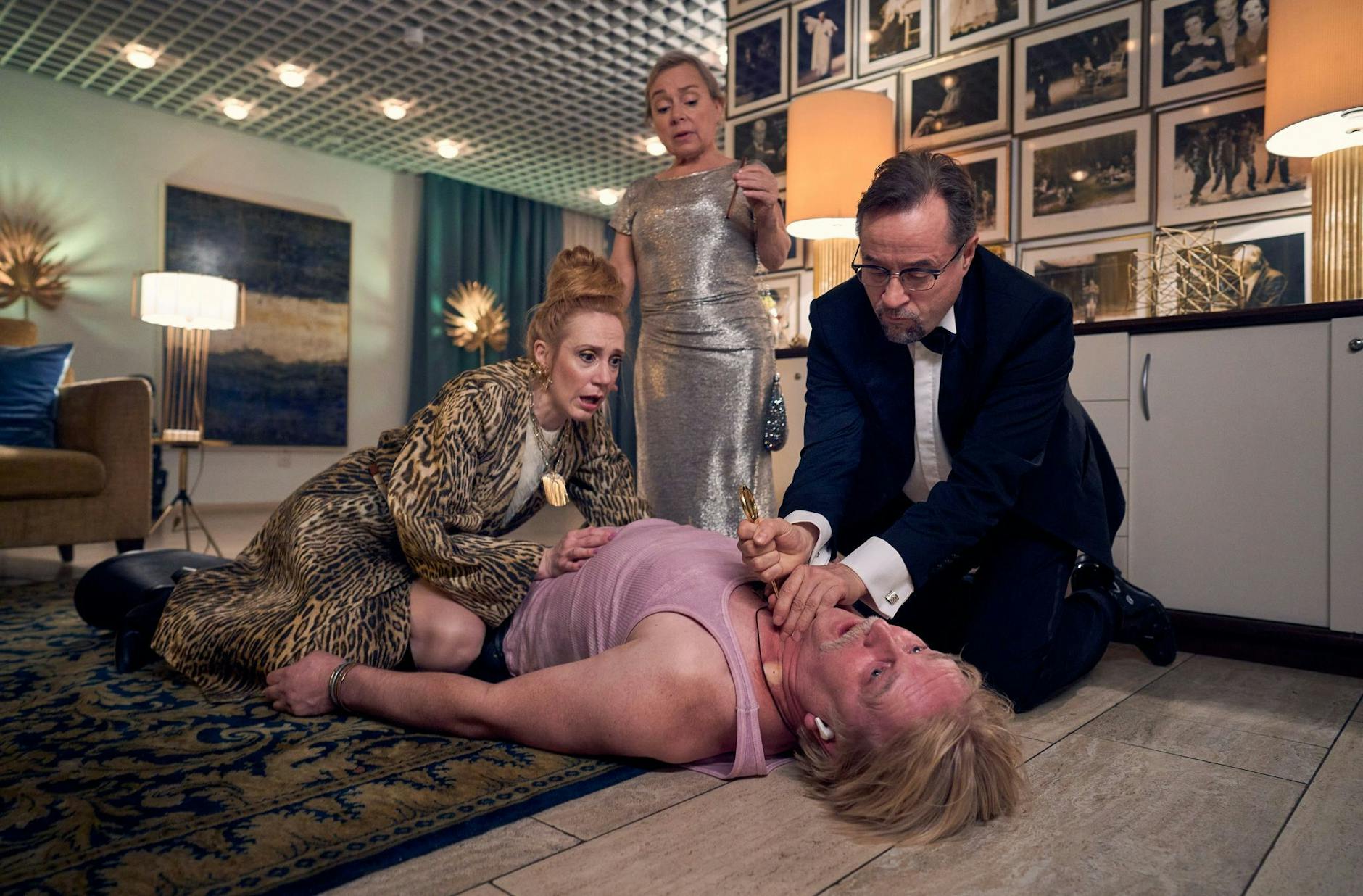 HANDOUT - Sorge um Stan Gold (Detlef Buck, M): Prof. Boerne (Jan Josef Liefers, r) kommt im letzten Moment zur Hilfe.