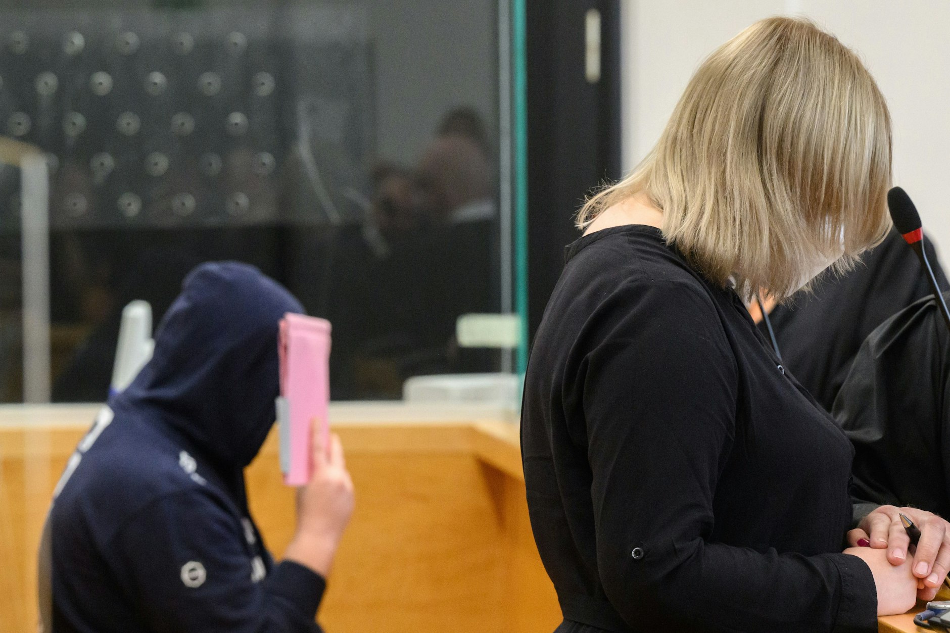 Die angeklagte Mutter und ihr Lebensgefährte warten im Gerichtsaal vom Landgericht Hannover auf den Prozessbeginn.