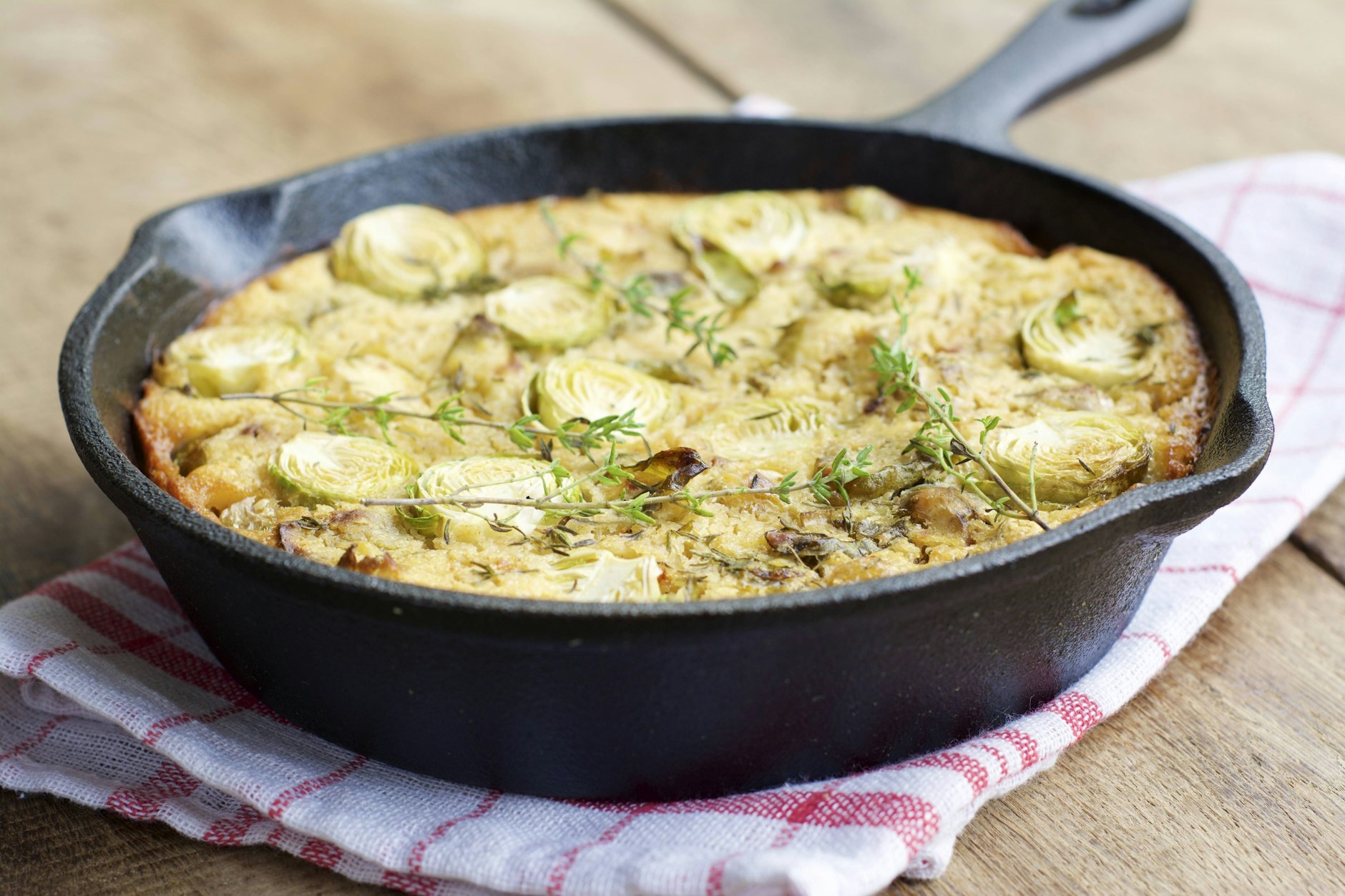Diese leckere Rosenkohl-Frittata ist einfach und schnell gemacht - und das perfekte Abendessen für die Low-Carb-Diät.