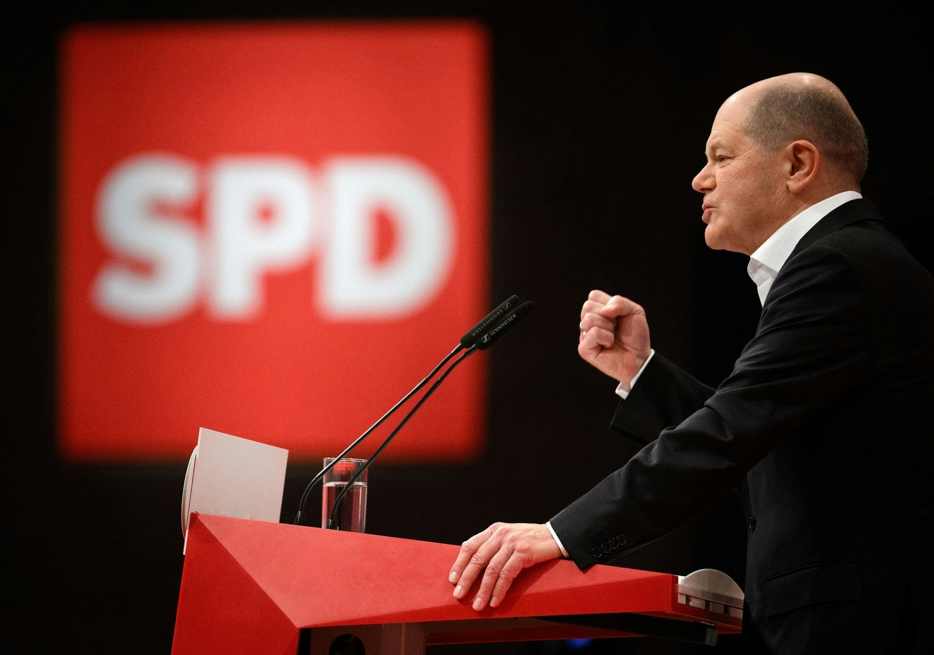 Bundeskanzler Olaf Scholz hat die Geschlossenheit seiner Partei auch unter öffentlichem Druck beschworen. Manche hätten damit gerechnet, dass es auf dem SPD-Parteitag mit dem Zusammenhalt vorbei sei. Doch das werde nicht passieren, machte er in seiner Parteitagsrede klar.  
