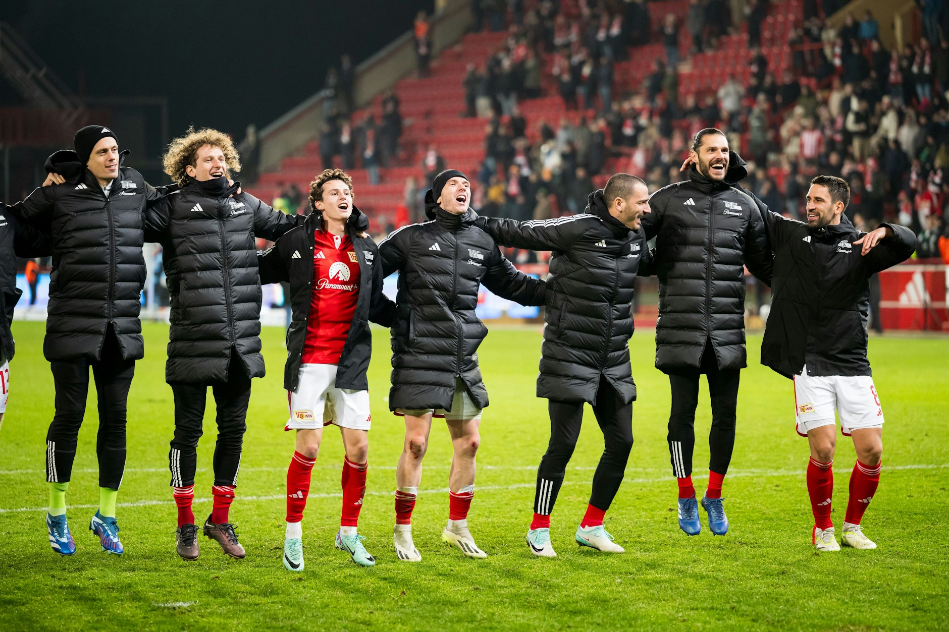 Können endlich wieder lachen und singen: Die Profis des 1. FC Union wollen nach dem Sieg gegen Gladbach das Wunder gegen Real Madrid.