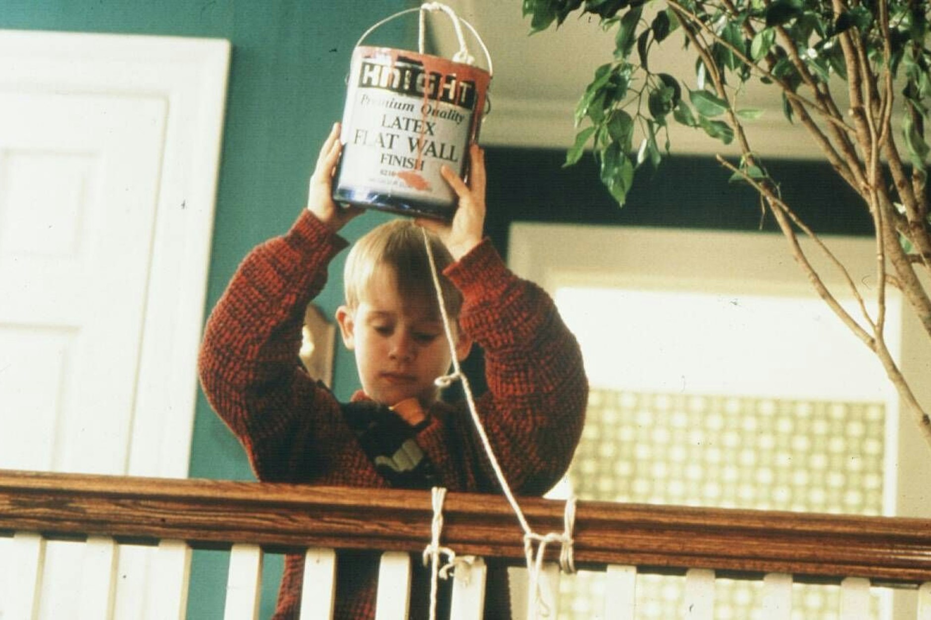 Kevin bewirft die Einbrecher in „Kevin allein zu Haus“ unter anderem mit Farbdosen.