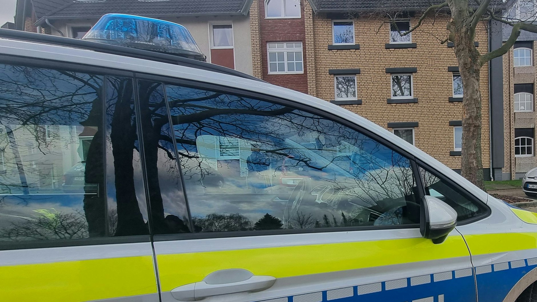 Ein Polizeiauto steht im Zuge von Ermittlungen wegen des Todes des vierjährigen Fabians vor einem Mehrfamilienhaus in Barsinghausen.