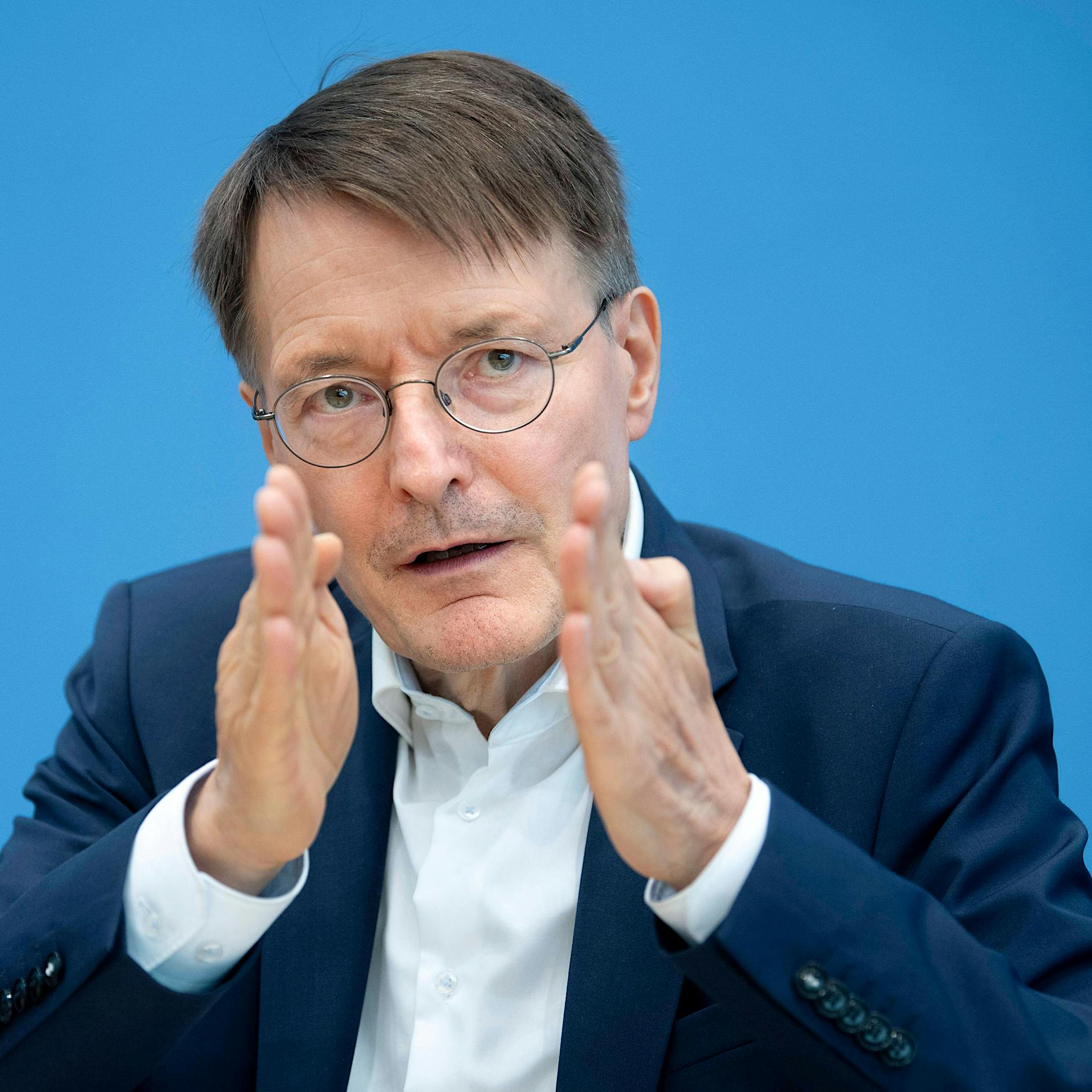 Lauterbach warnt vor großer Corona-Welle zu Weihnachten: „Keine Erkältung“