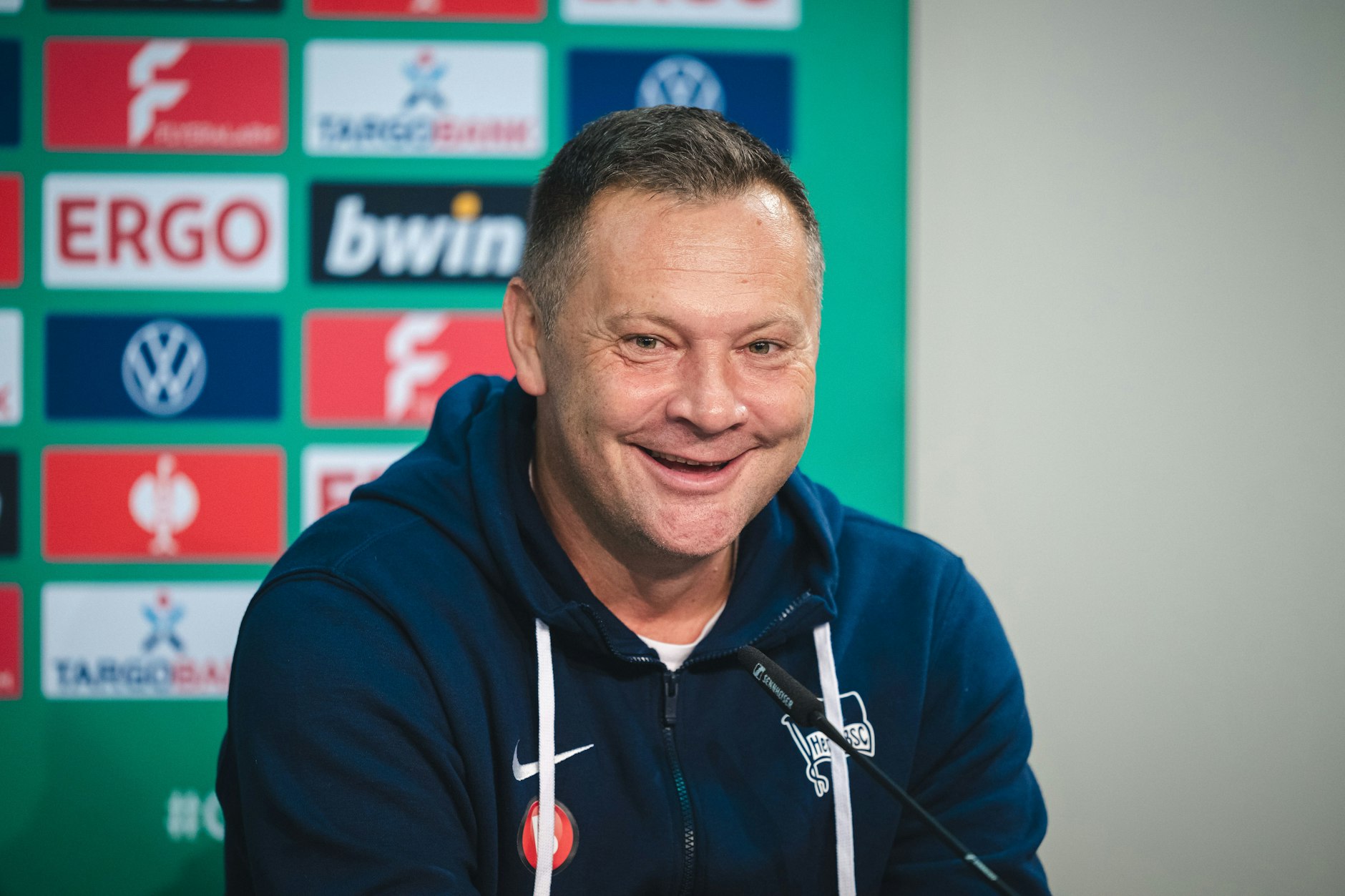 Hat derzeit viel zu lachen und entsprechend gute Laune: Hertha-Trainer Pal Dardai (47).