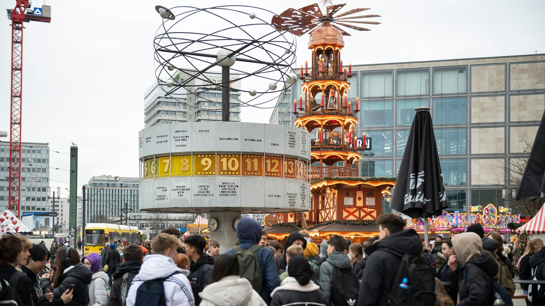 Auf dem traditionellen Weihnachtsmarkt am Alexanderplatz kostet ein Glühwein fünf Euro.