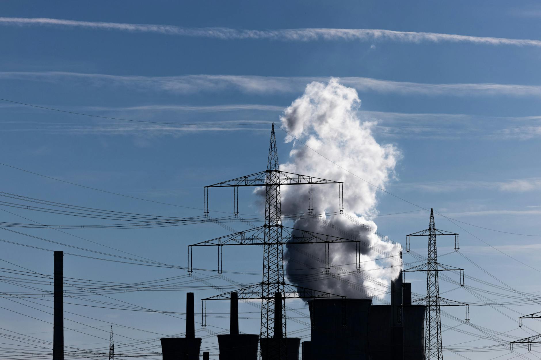 Blick auf das RWE-Kohlekraftwerk Neurath. 