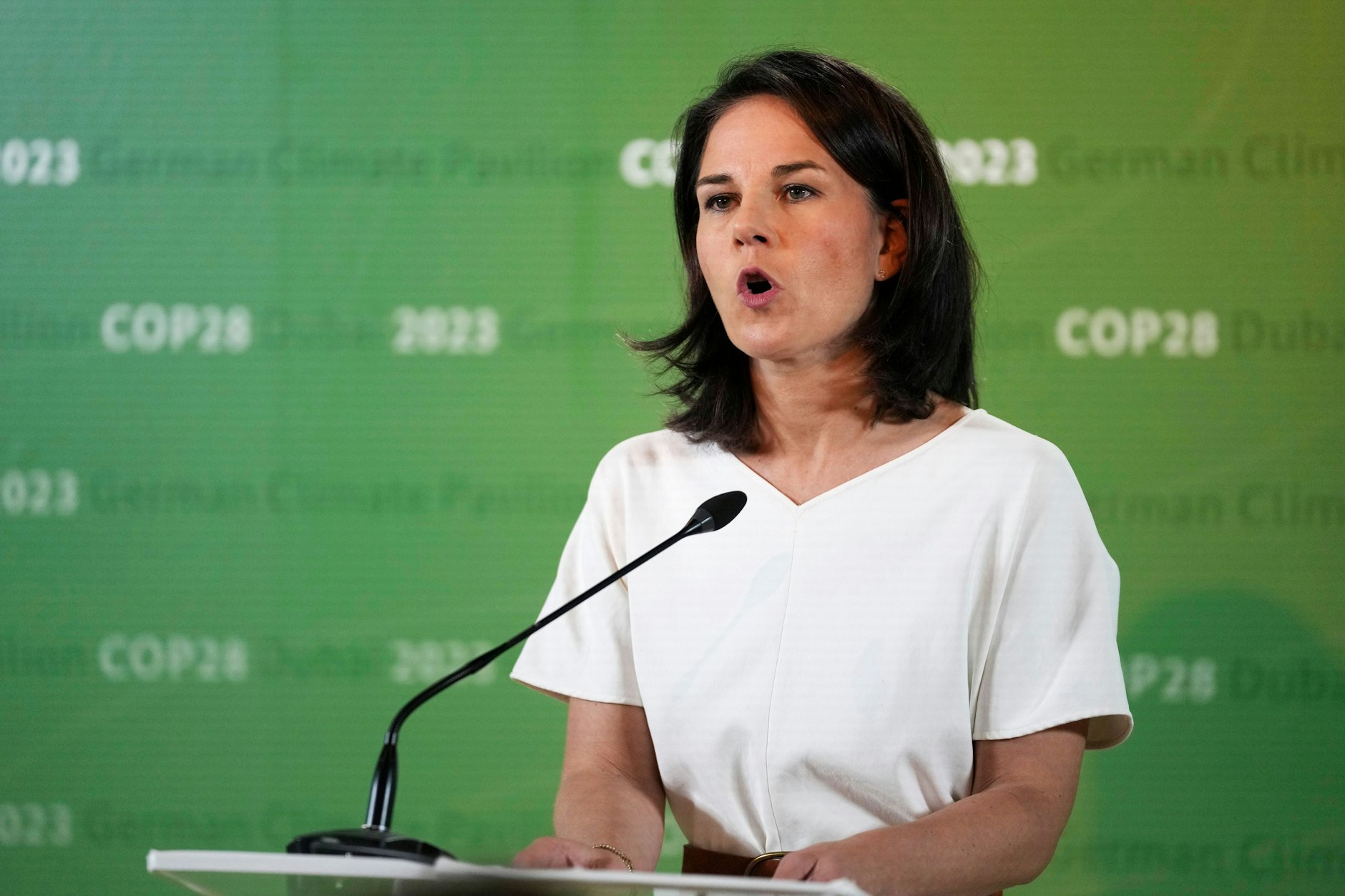 Deutschlands Außenministerin Annalena Baerbock äußerte sich am Montag in Dubai zu dem Beschlusstext der Weltklimakonferenz.